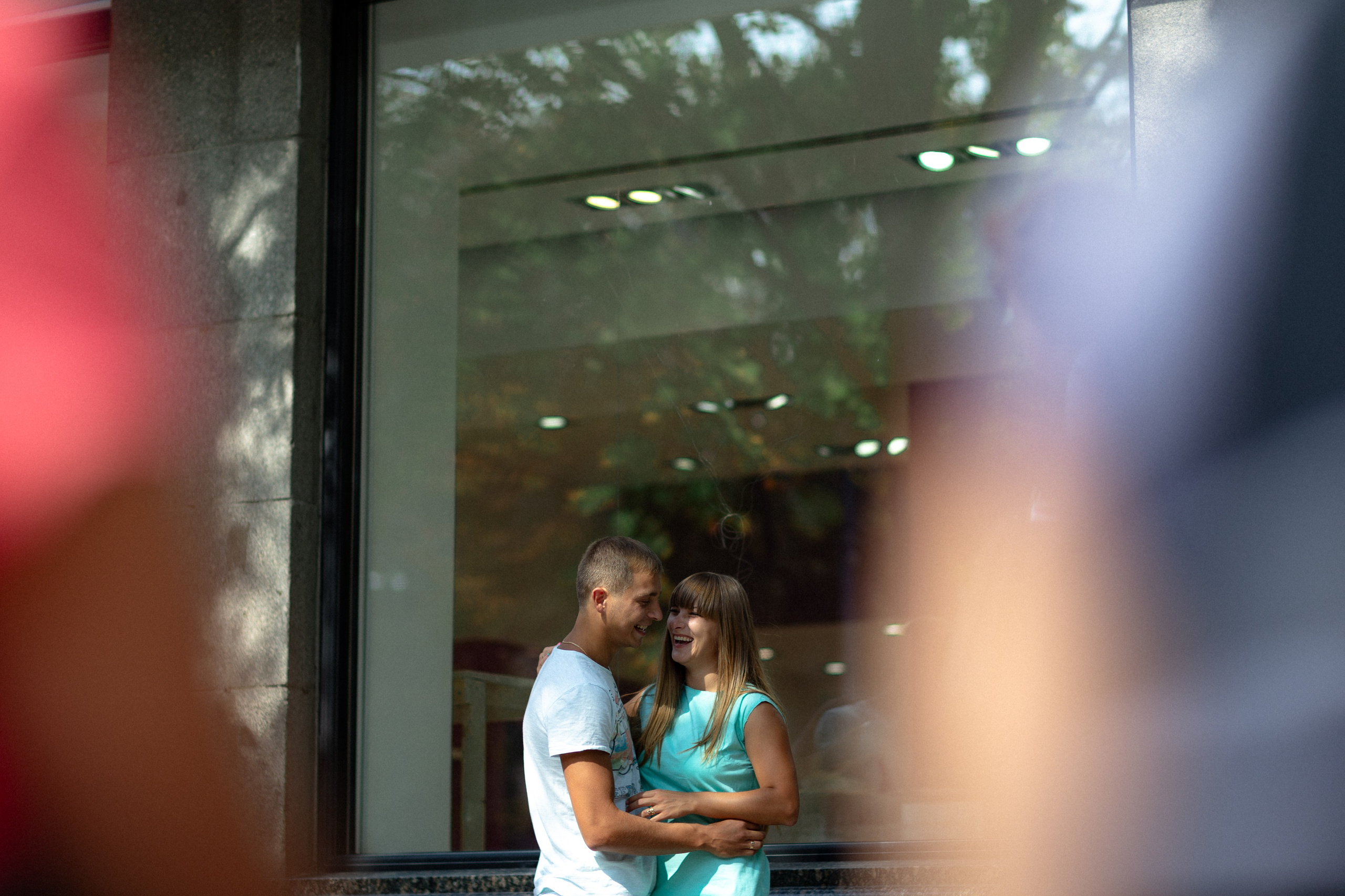 Парень девушка витрина улыбка прогулка день отражение влюбленные цвет фотки красивых девушек