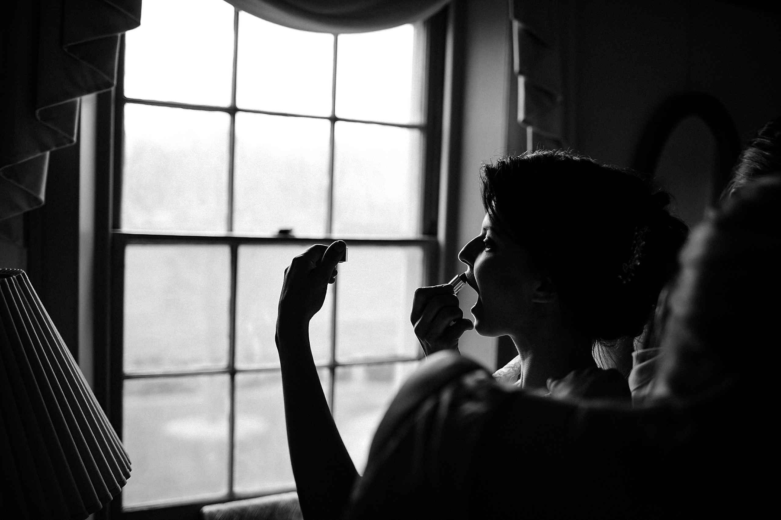 Фотограф в Ирландии Дублин свадьба утро фотки лучший топ свадебный красивая невеста зеркало приготовление утро губы помада