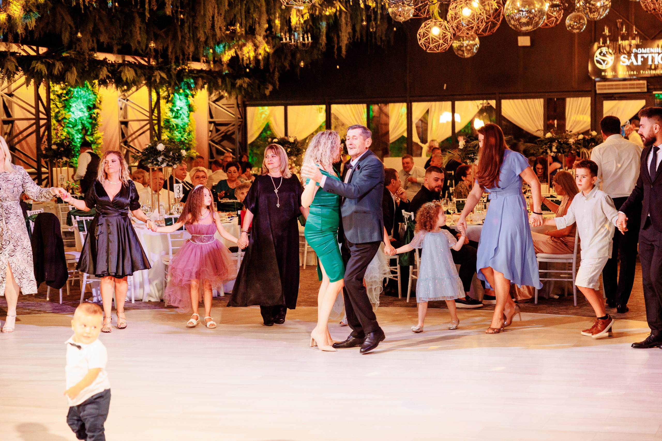 Raluca & Bogdan - Domeniile Saftica. MDimaFotoStudio. Fotograf de nuntă, evenimente private și de familie
