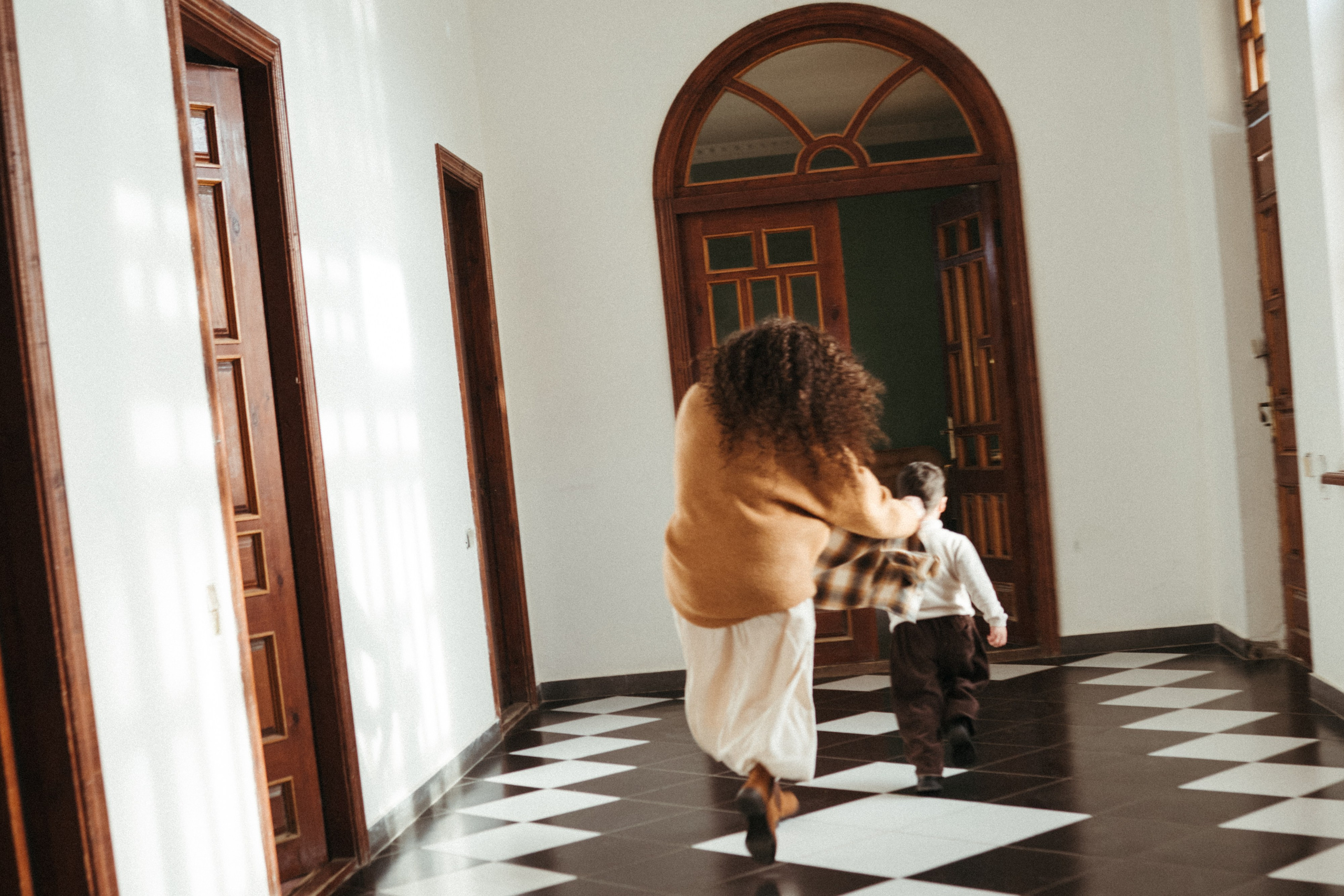 Lika and Anar. Family photographer in Saudi Arabia