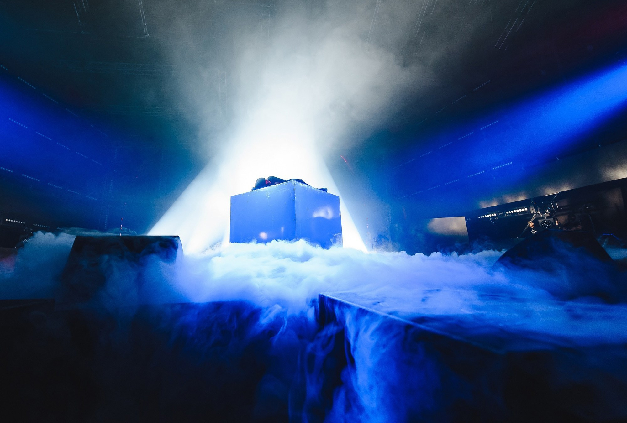 Динамический сценический свет на концерте