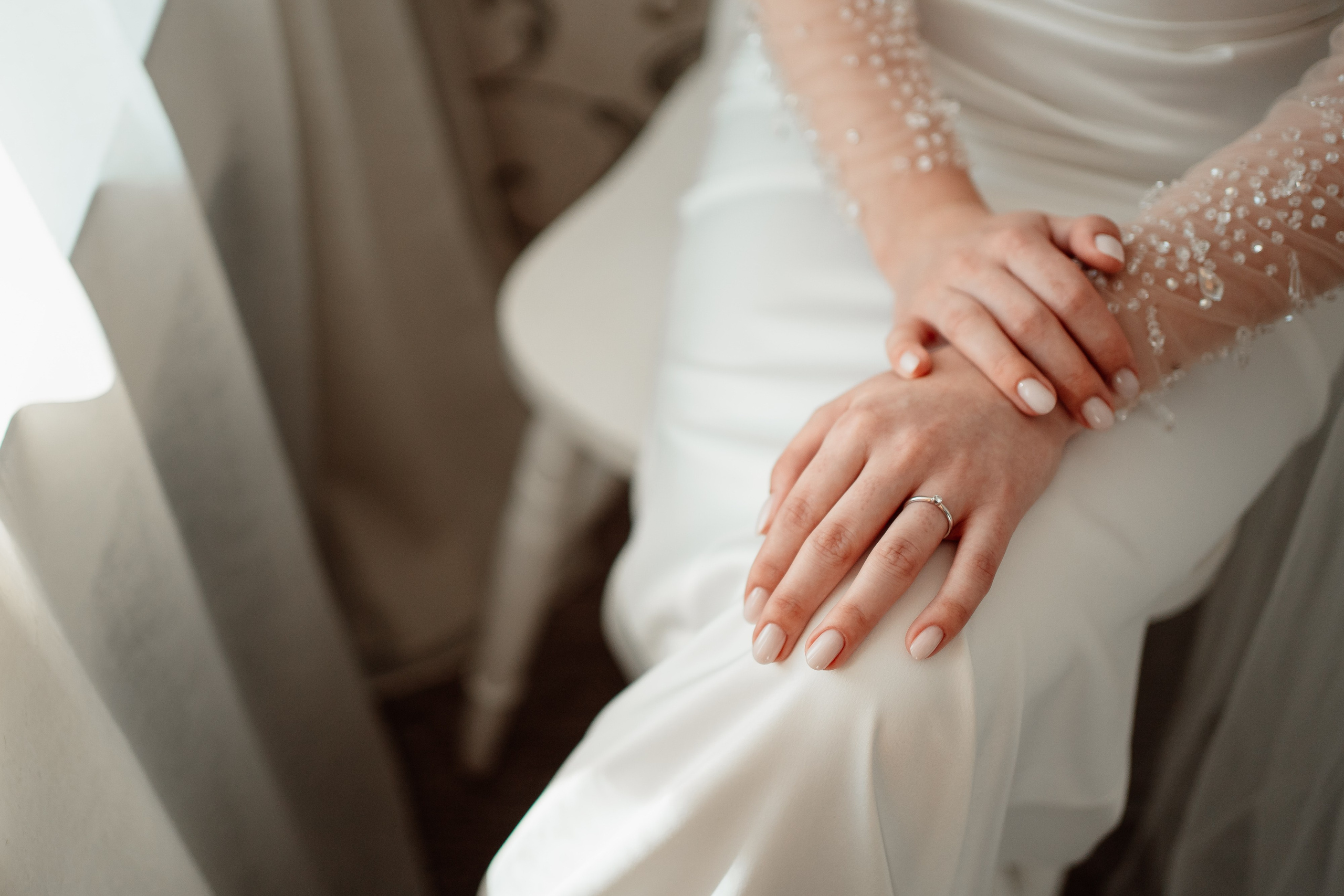 Moment emoționant între miri în ziua nunții, surprins într-un cadru natural și romantic, la Drobeta Turnu Severin. Fotografie de nuntă profesională, editată artistic pentru a evidenția emoția și eleganța evenimentului.