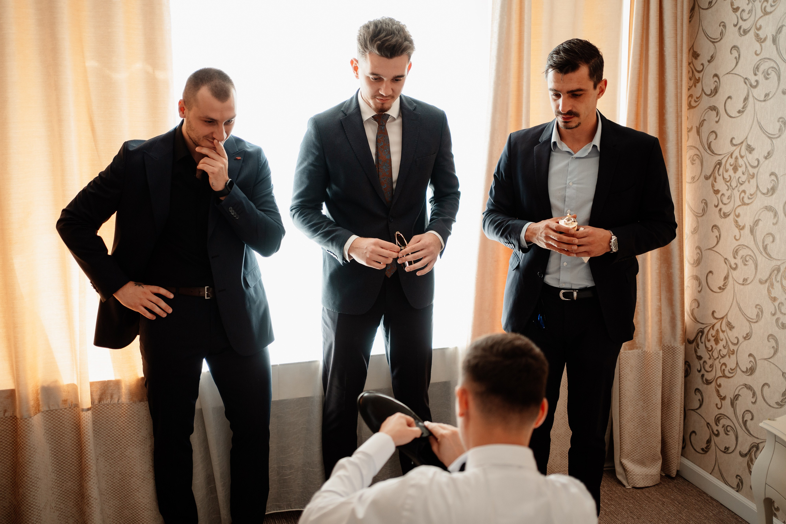 Moment emoționant între miri în ziua nunții, surprins într-un cadru natural și romantic, la Drobeta Turnu Severin. Fotografie de nuntă profesională, editată artistic pentru a evidenția emoția și eleganța evenimentului.