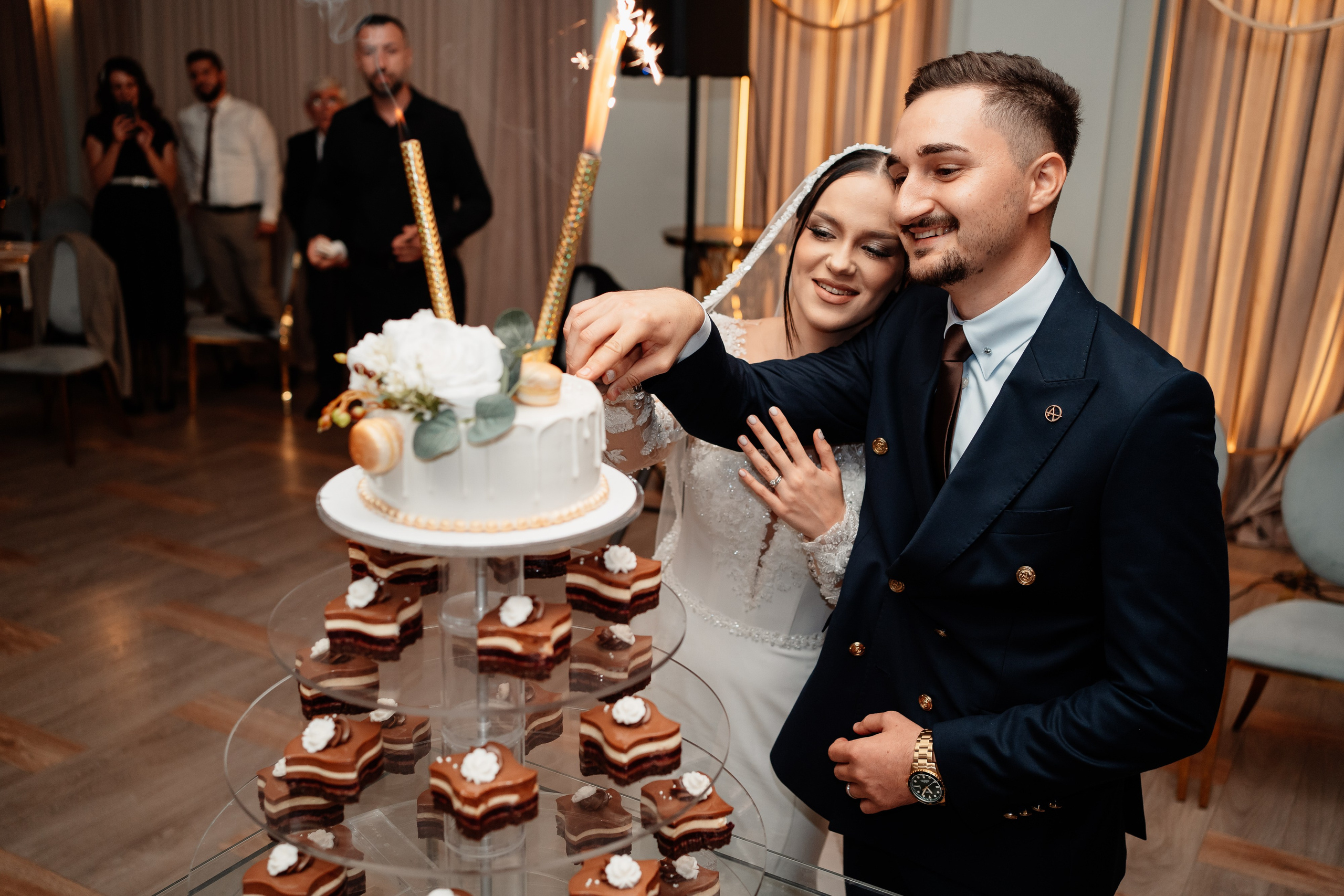 Moment emoționant între miri în ziua nunții, surprins într-un cadru natural și romantic, la Reina Events. Fotografie de nuntă profesională, editată artistic pentru a evidenția emoția și eleganța evenimentului.