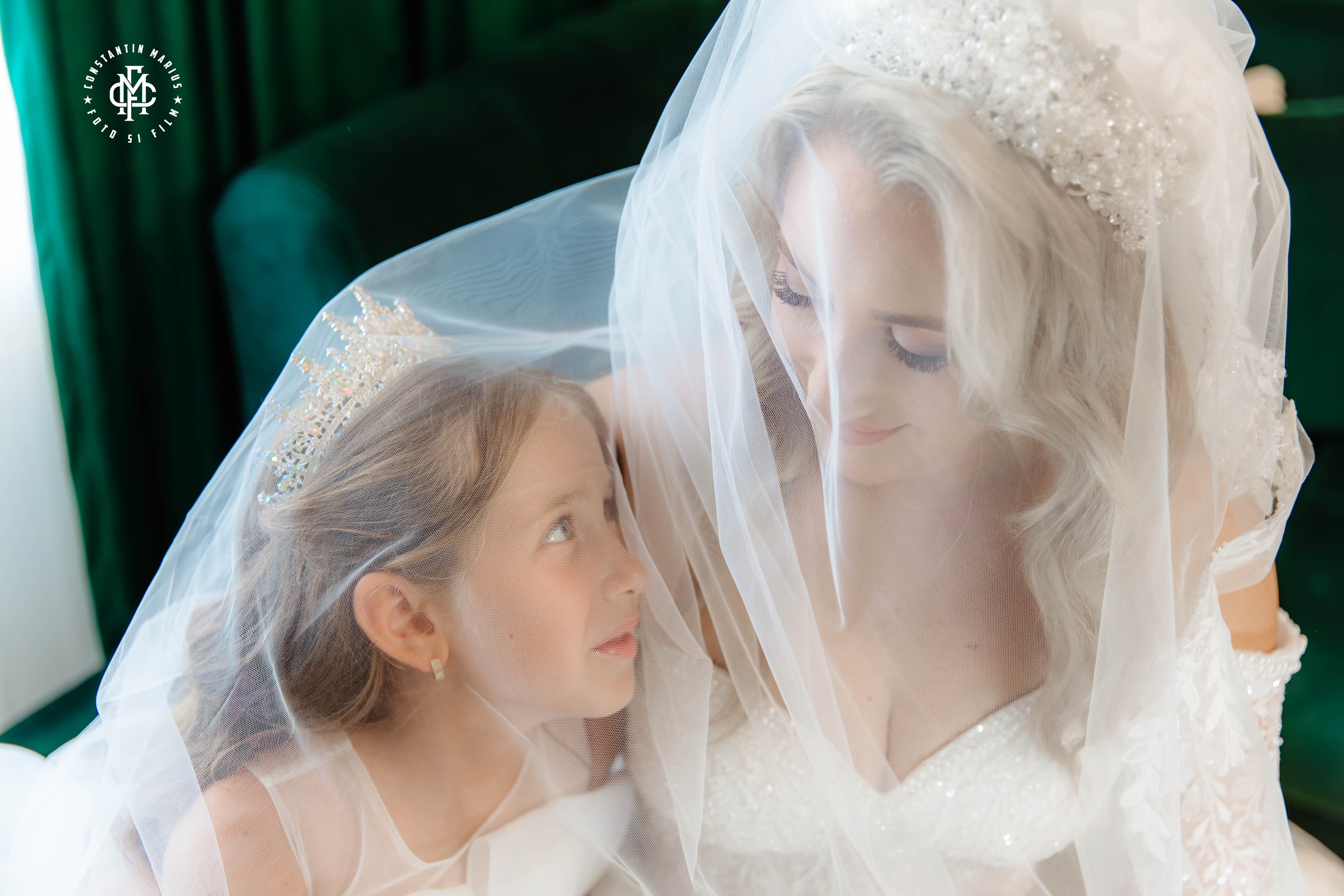 WEDDING PHOTOGRAPHY. DESPRE NOI