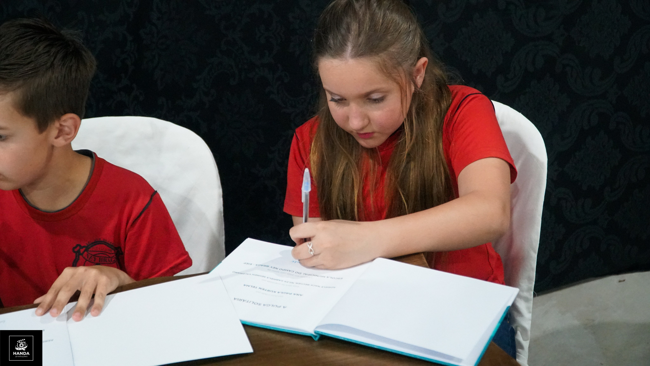 Noite autógrafos colégio Aurélio Buarque de Holanda. Handa Produções