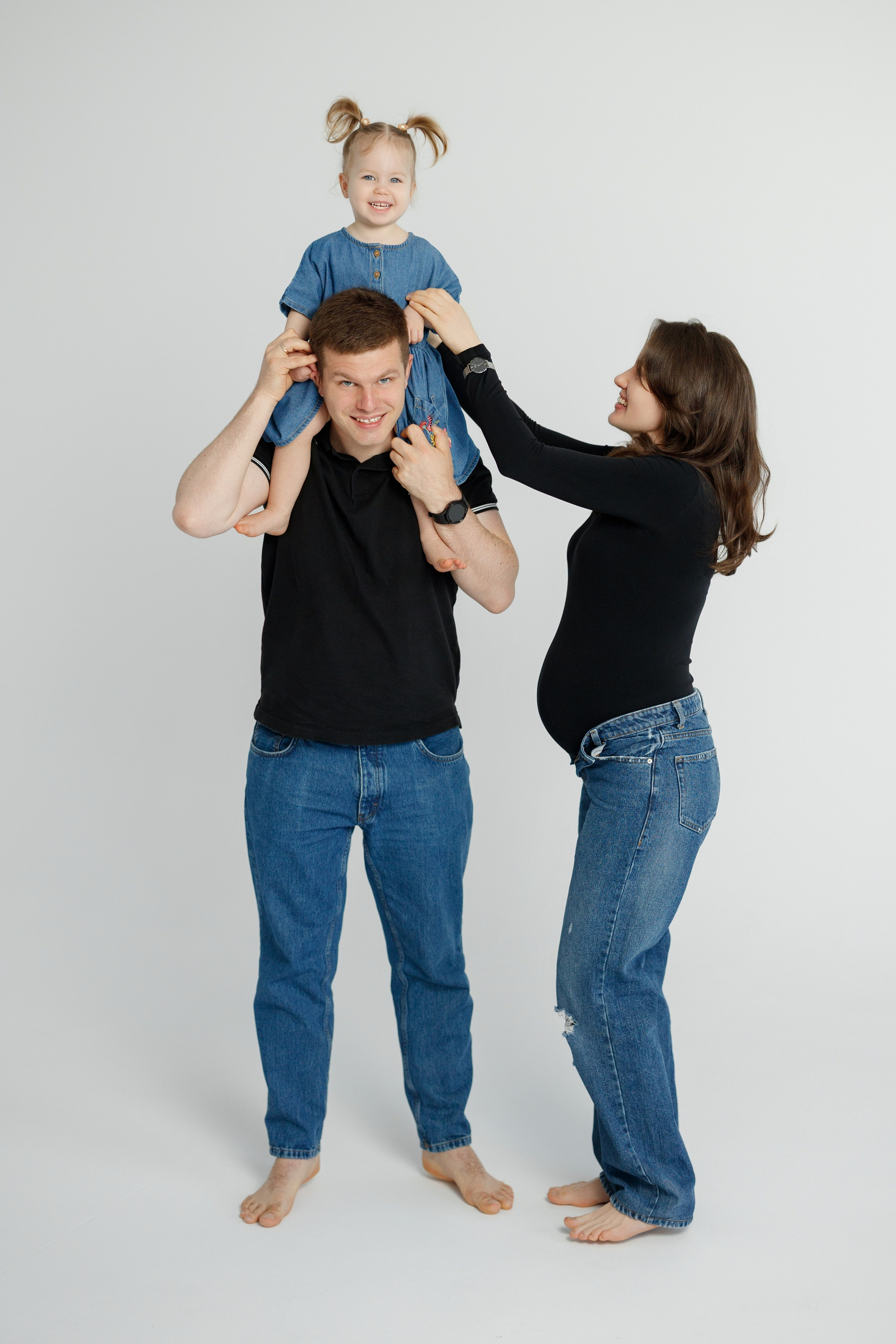 Ședință Foto de Familie — Stil Minimalist pe Fundal Alb. Scarlat Photography