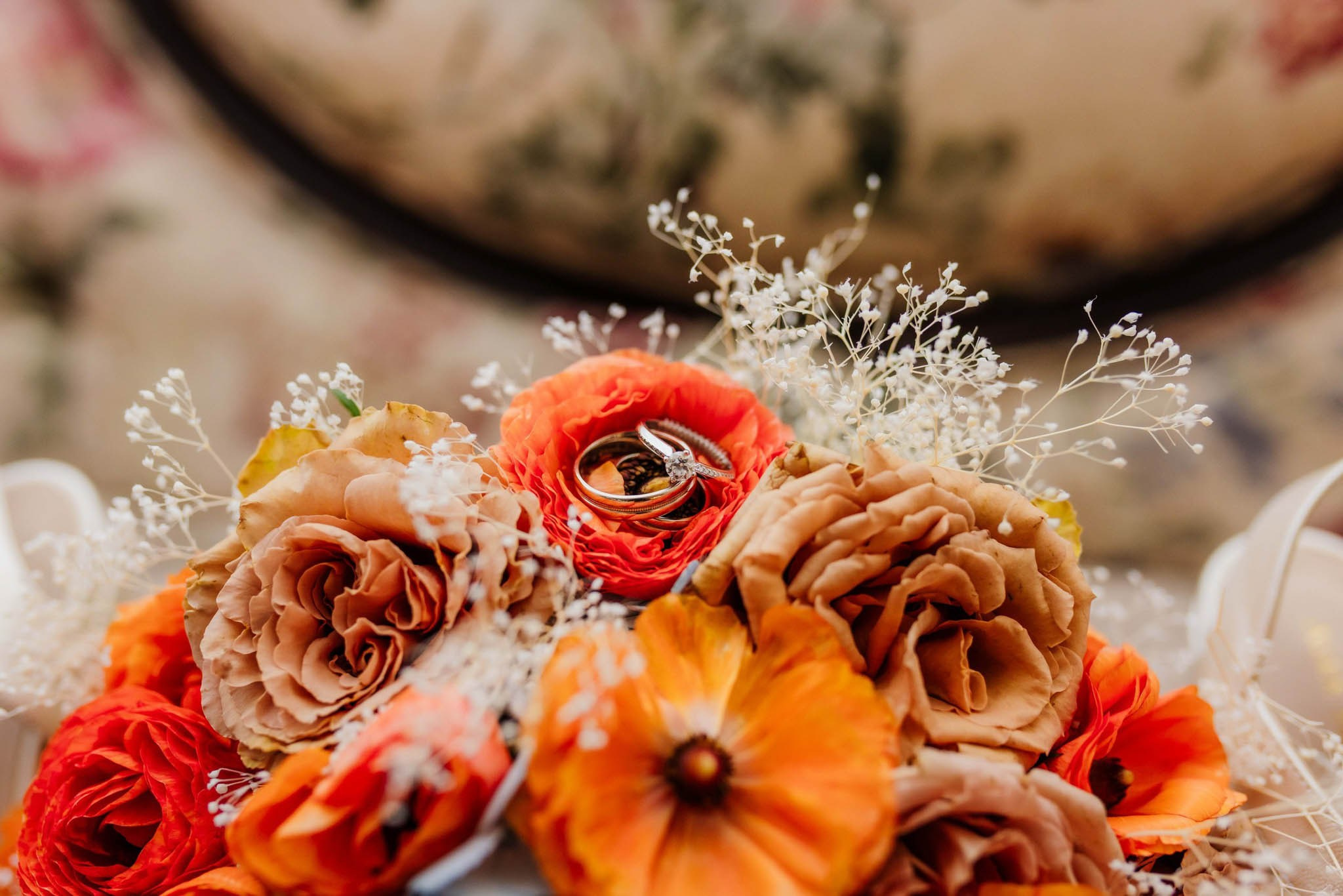 Fotografía de anillos de boda sobre ramo de flores, detalle de compromiso en boda en Tijuana Baja California, fotógrafo de bodas especializado en detalles y momentos importantes