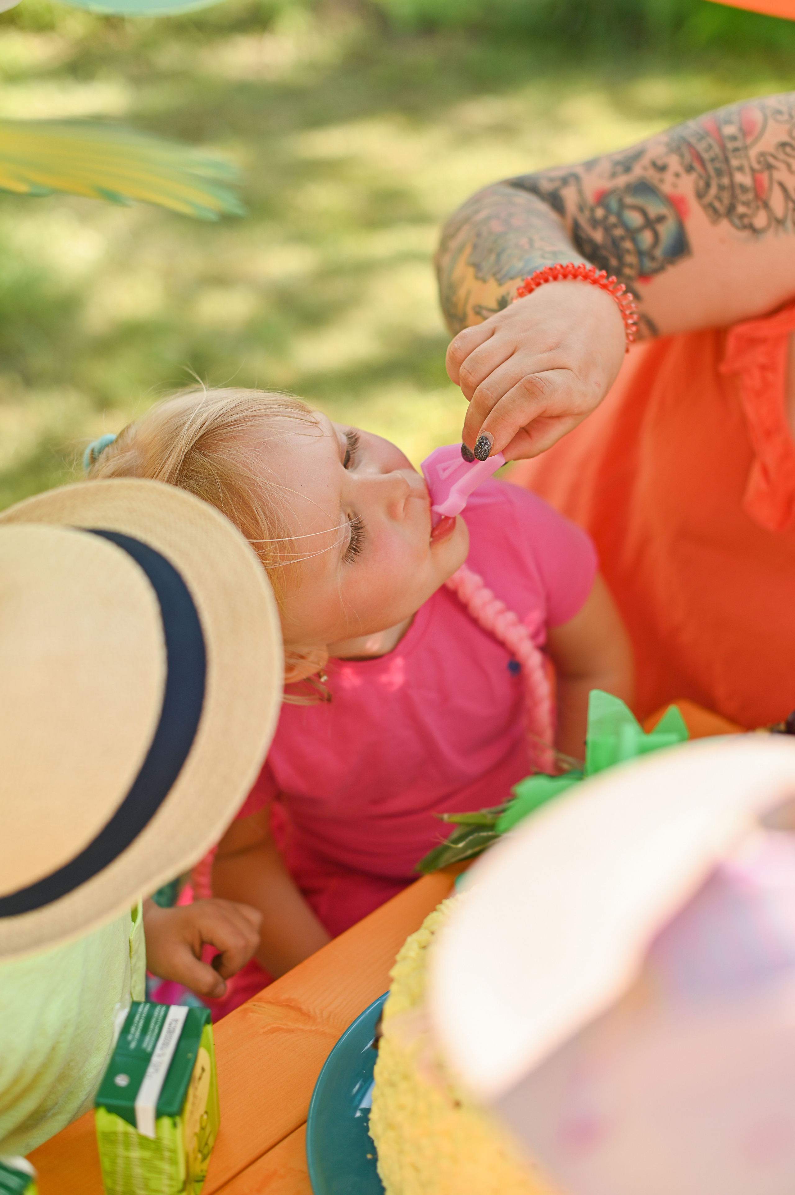 Адель 4 года. Гавайская вечеринка во дворе многоквартирного дома. Детский и семейный фотограф в финляндии дина пулкка. контент фотограф