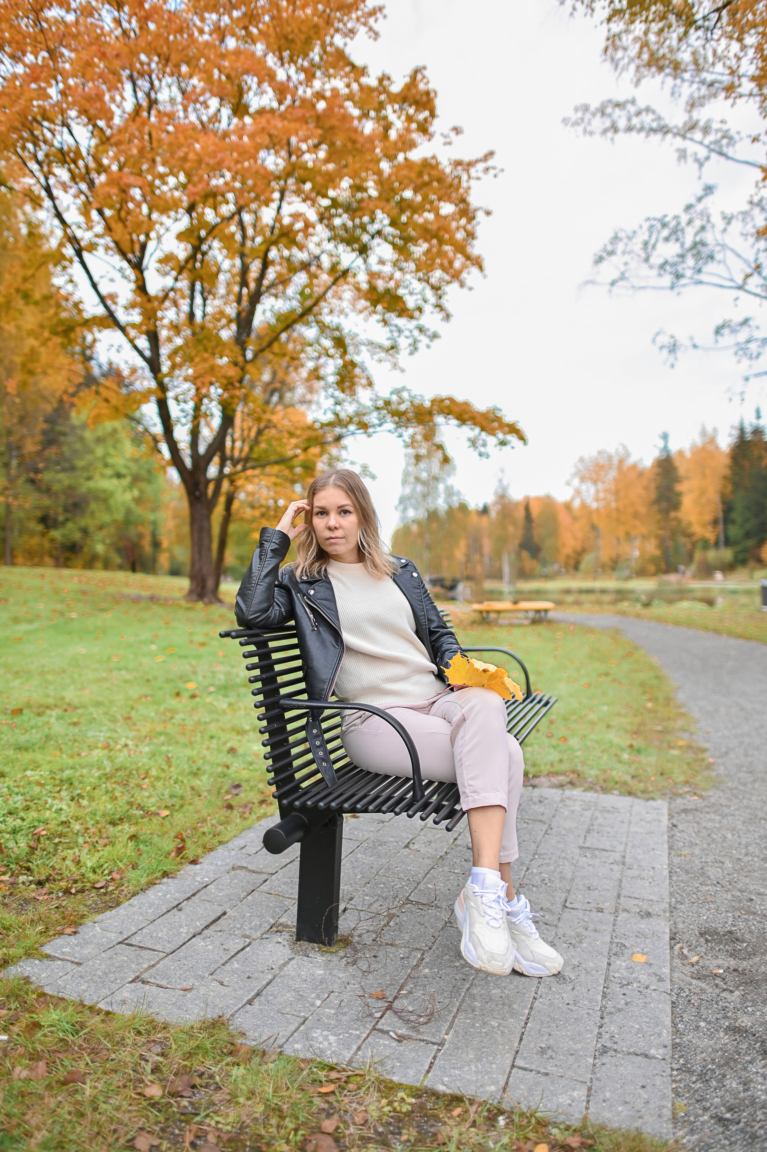 Мама и дочь в осеннем парке на прогулке. Детский и семейный фотограф в финляндии дина пулкка. контент фотограф