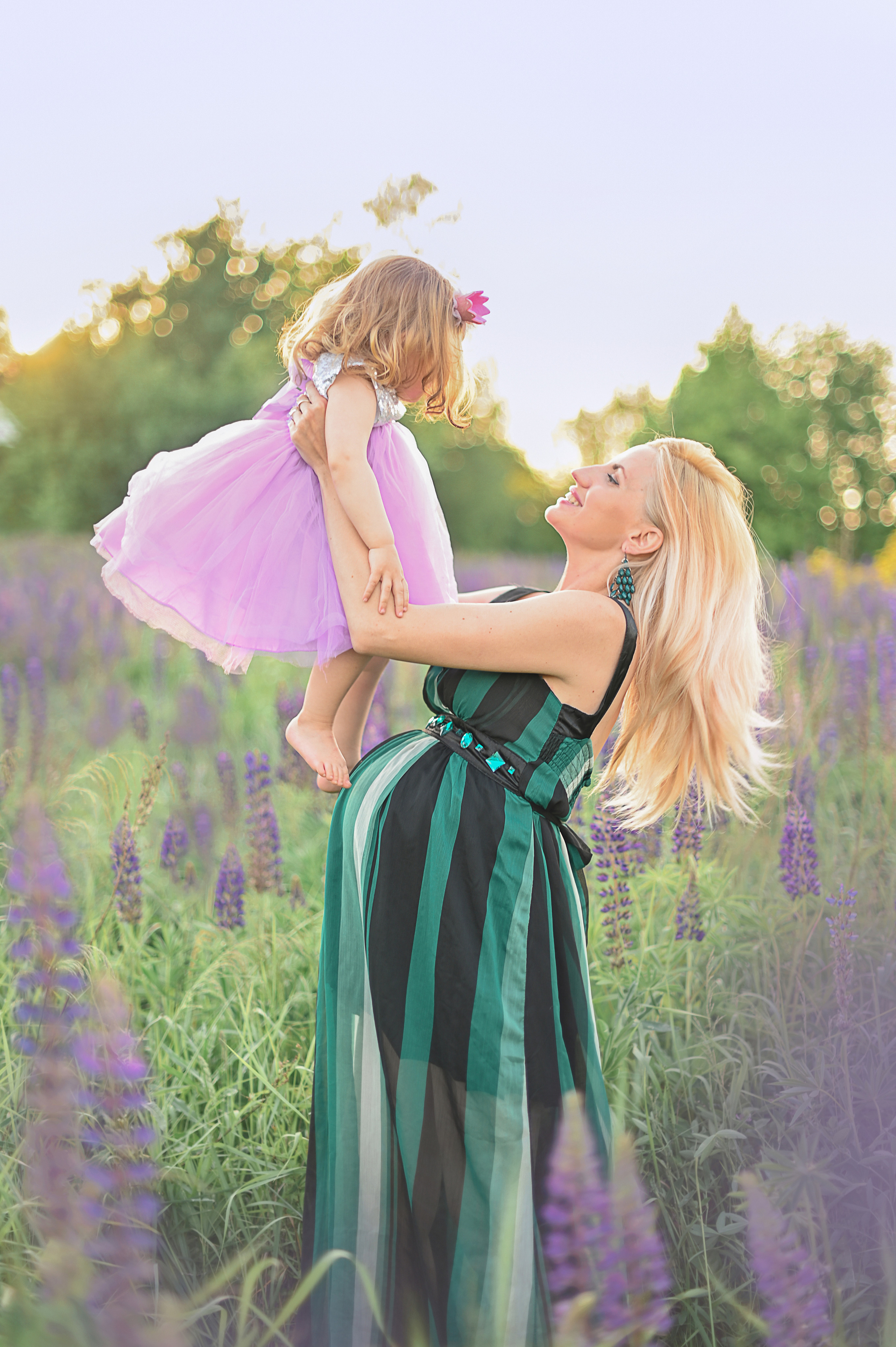 Юлия в люпинах. Детский и семейный фотограф в финляндии дина пулкка. контент фотограф
