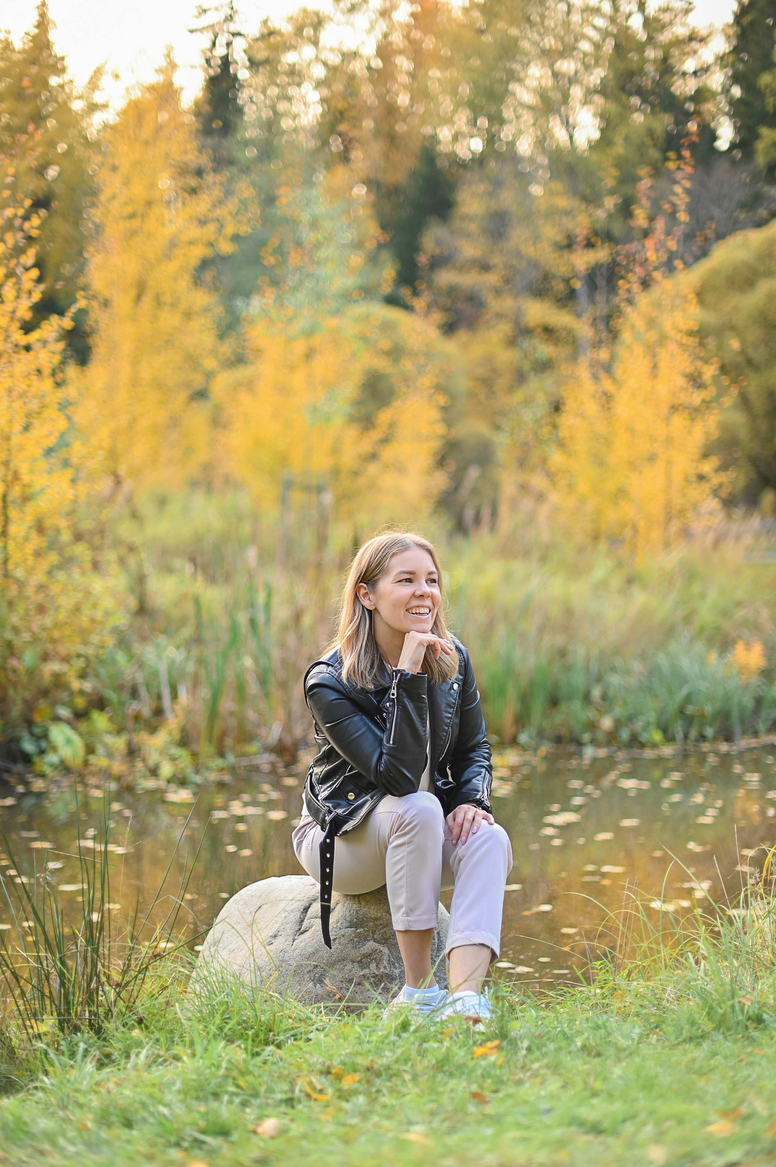 Мама и дочь в осеннем парке на прогулке. Детский и семейный фотограф в финляндии дина пулкка. контент фотограф