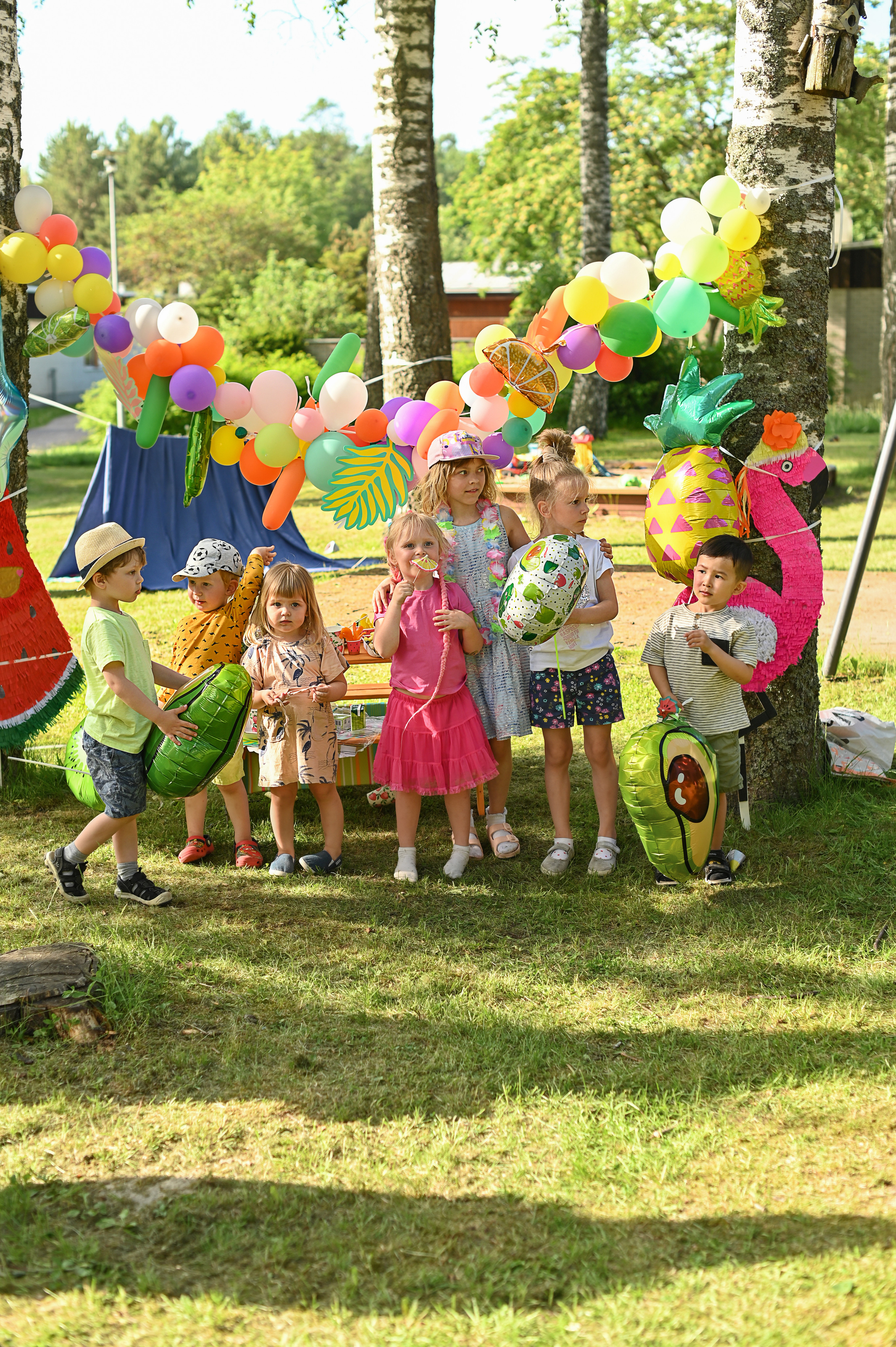 Адель 4 года. Гавайская вечеринка во дворе многоквартирного дома. Детский и семейный фотограф в финляндии дина пулкка. контент фотограф