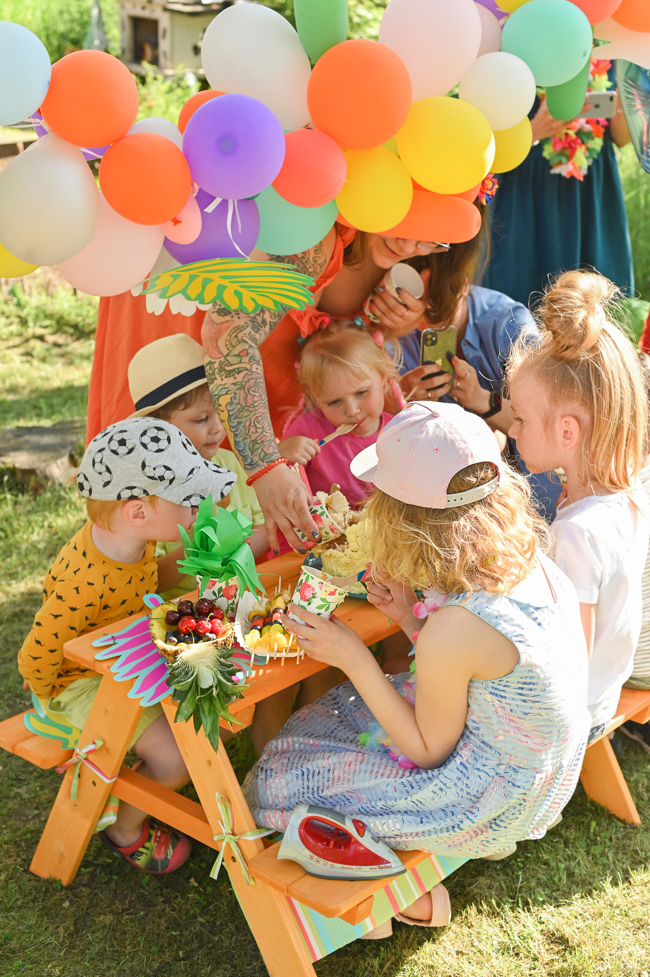 Адель 4 года. Гавайская вечеринка во дворе многоквартирного дома. Детский и семейный фотограф в финляндии дина пулкка. контент фотограф
