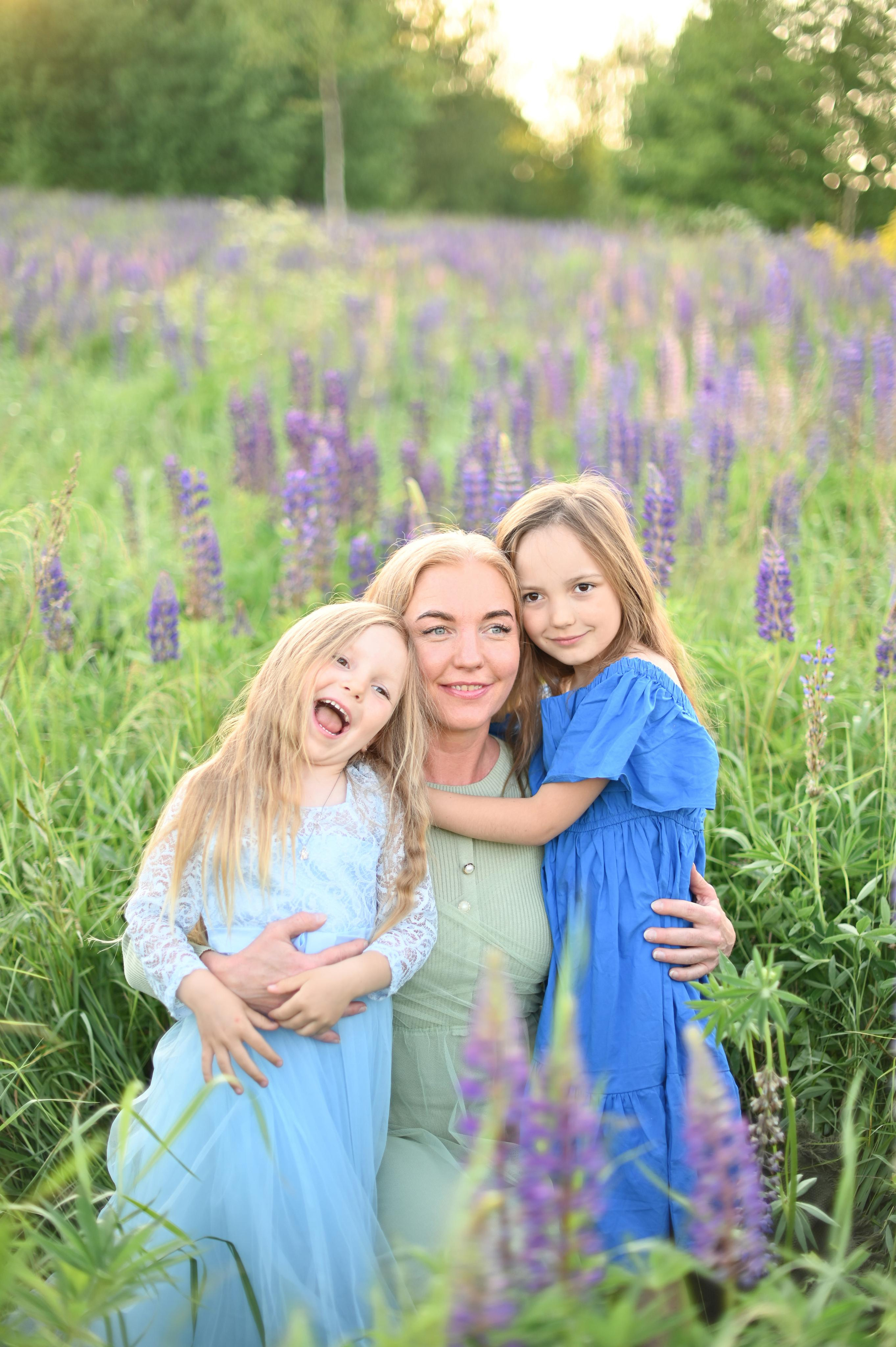 Марина с детьми в люпинах. Детский и семейный фотограф в финляндии дина пулкка. контент фотограф