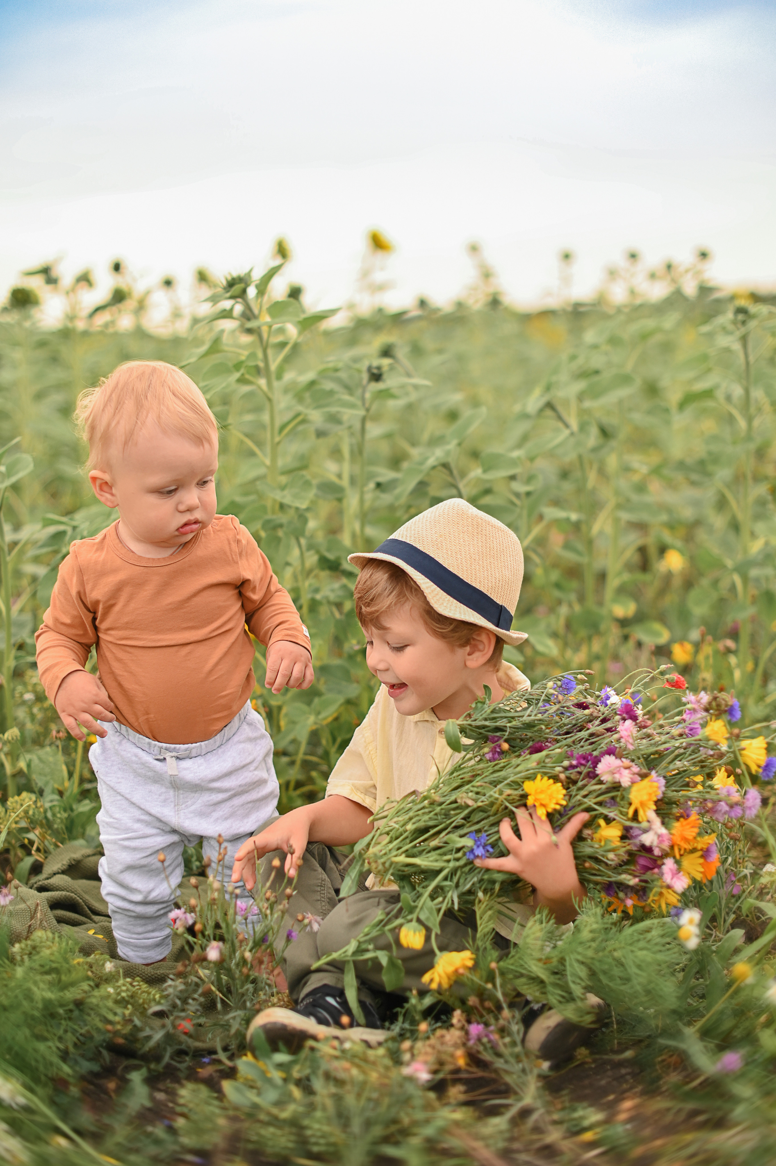 Дина с детьми в подсолнухах. Детский и семейный фотограф в финляндии дина пулкка. контент фотограф