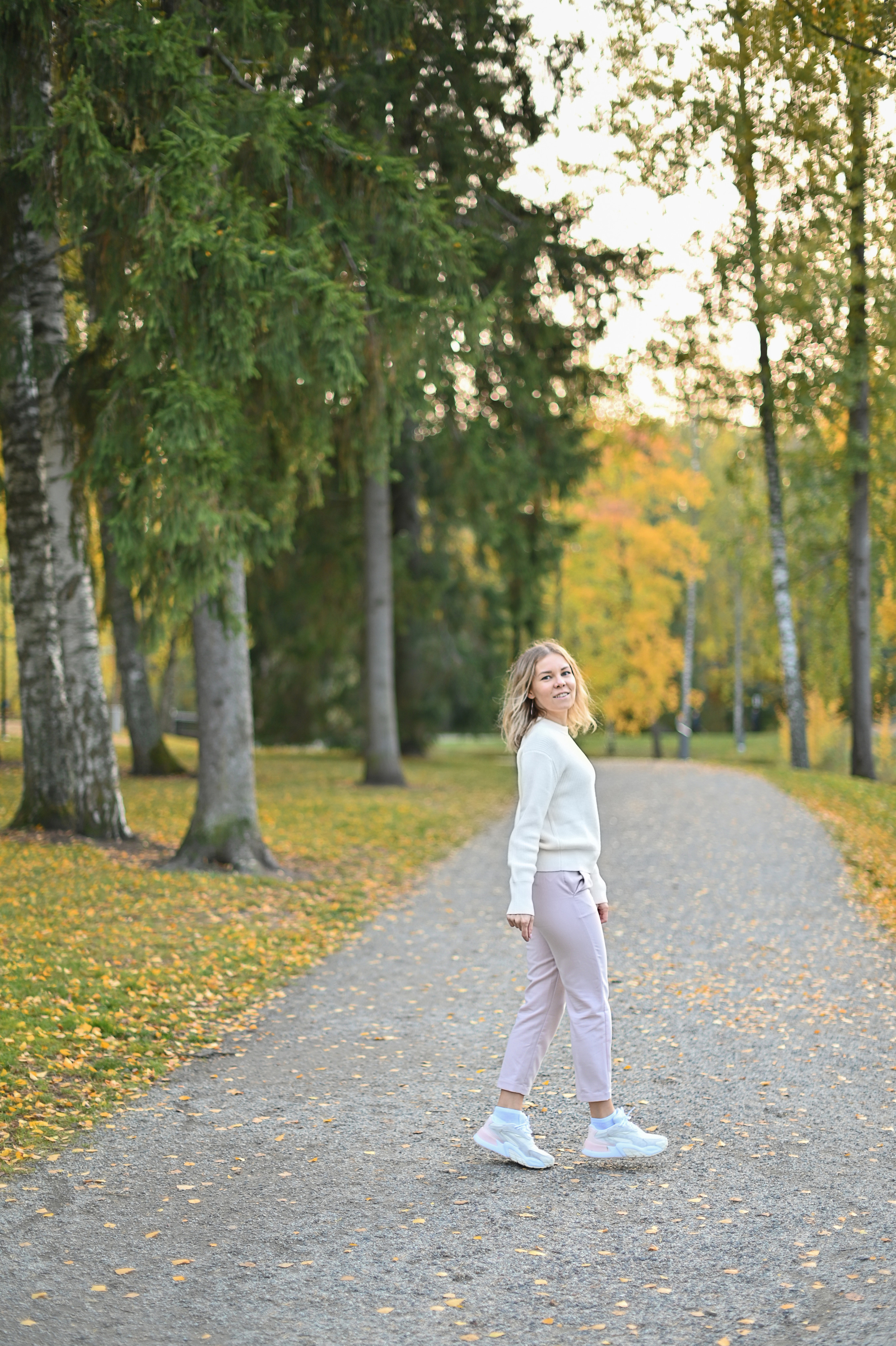 Мама и дочь в осеннем парке на прогулке. Детский и семейный фотограф в финляндии дина пулкка. контент фотограф