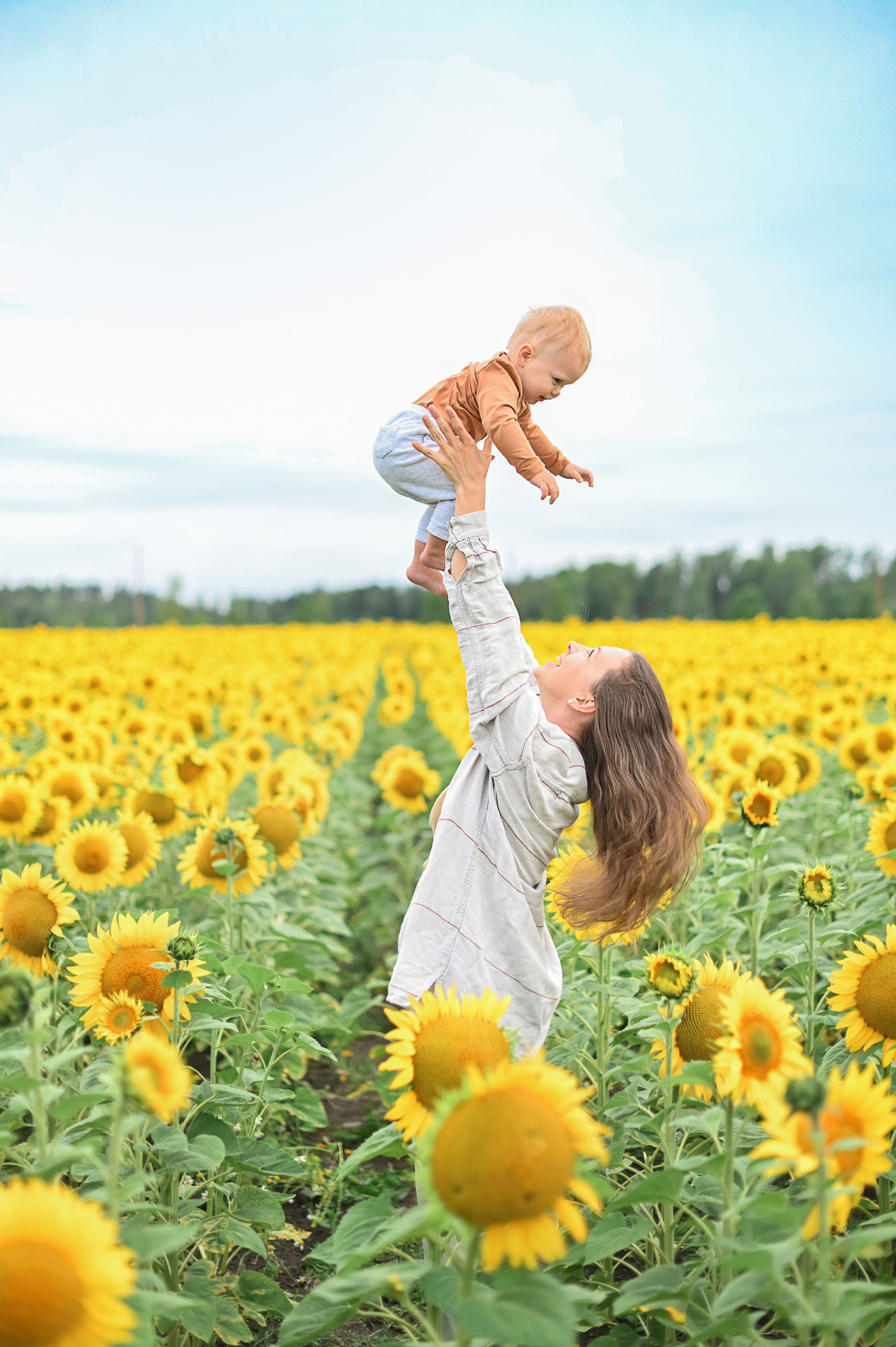 Дина с детьми в подсолнухах. Детский и семейный фотограф в финляндии дина пулкка. контент фотограф