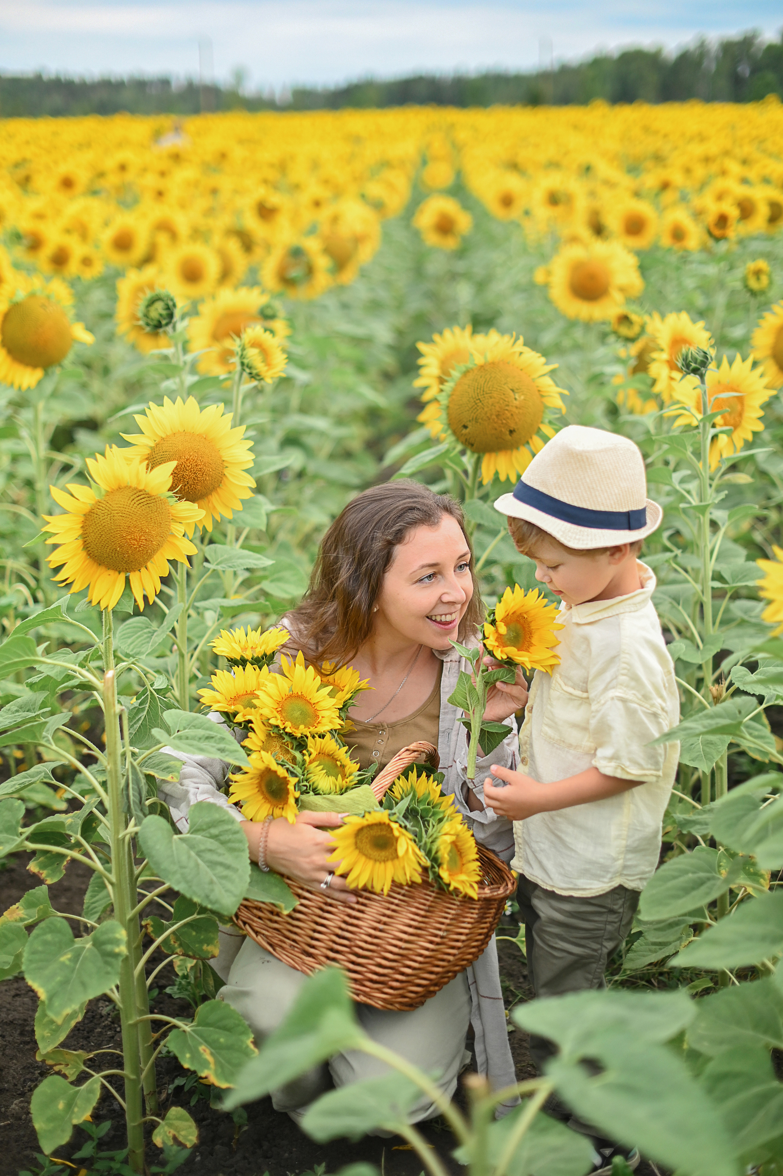 Дина с детьми в подсолнухах. Детский и семейный фотограф в финляндии дина пулкка. контент фотограф