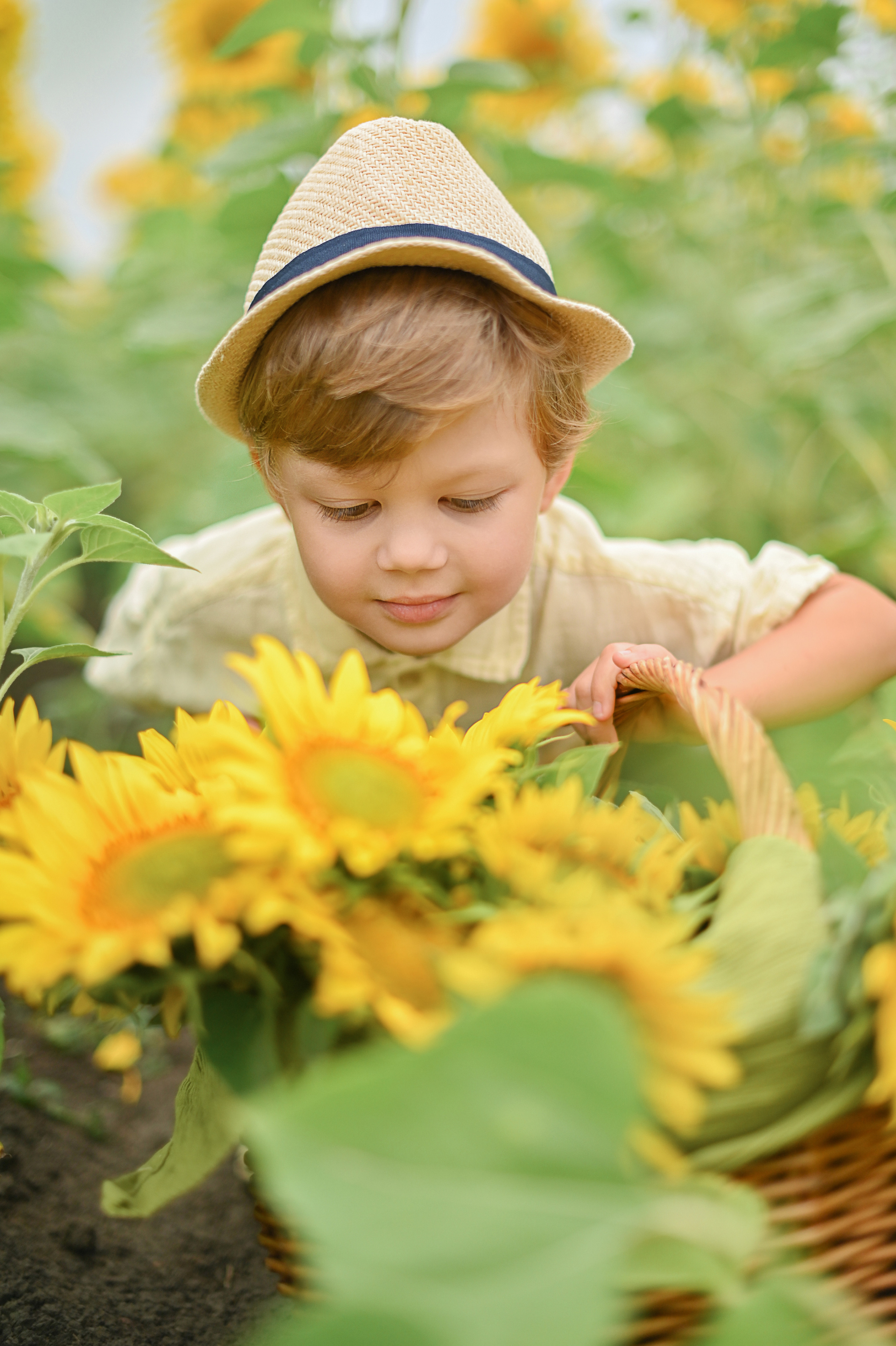 Дина с детьми в подсолнухах. Детский и семейный фотограф в финляндии дина пулкка. контент фотограф