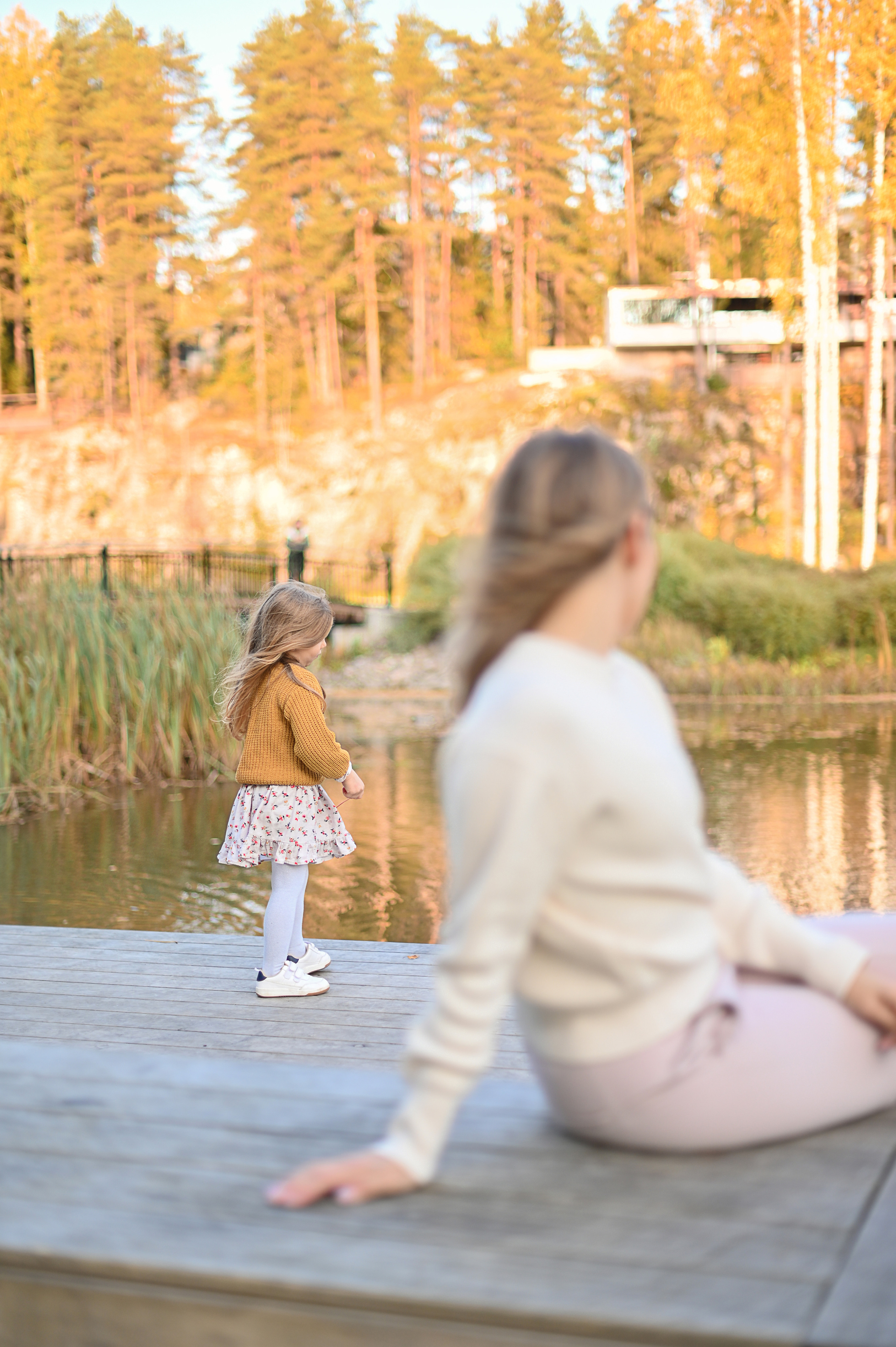 Мама и дочь в осеннем парке на прогулке. Детский и семейный фотограф в финляндии дина пулкка. контент фотограф