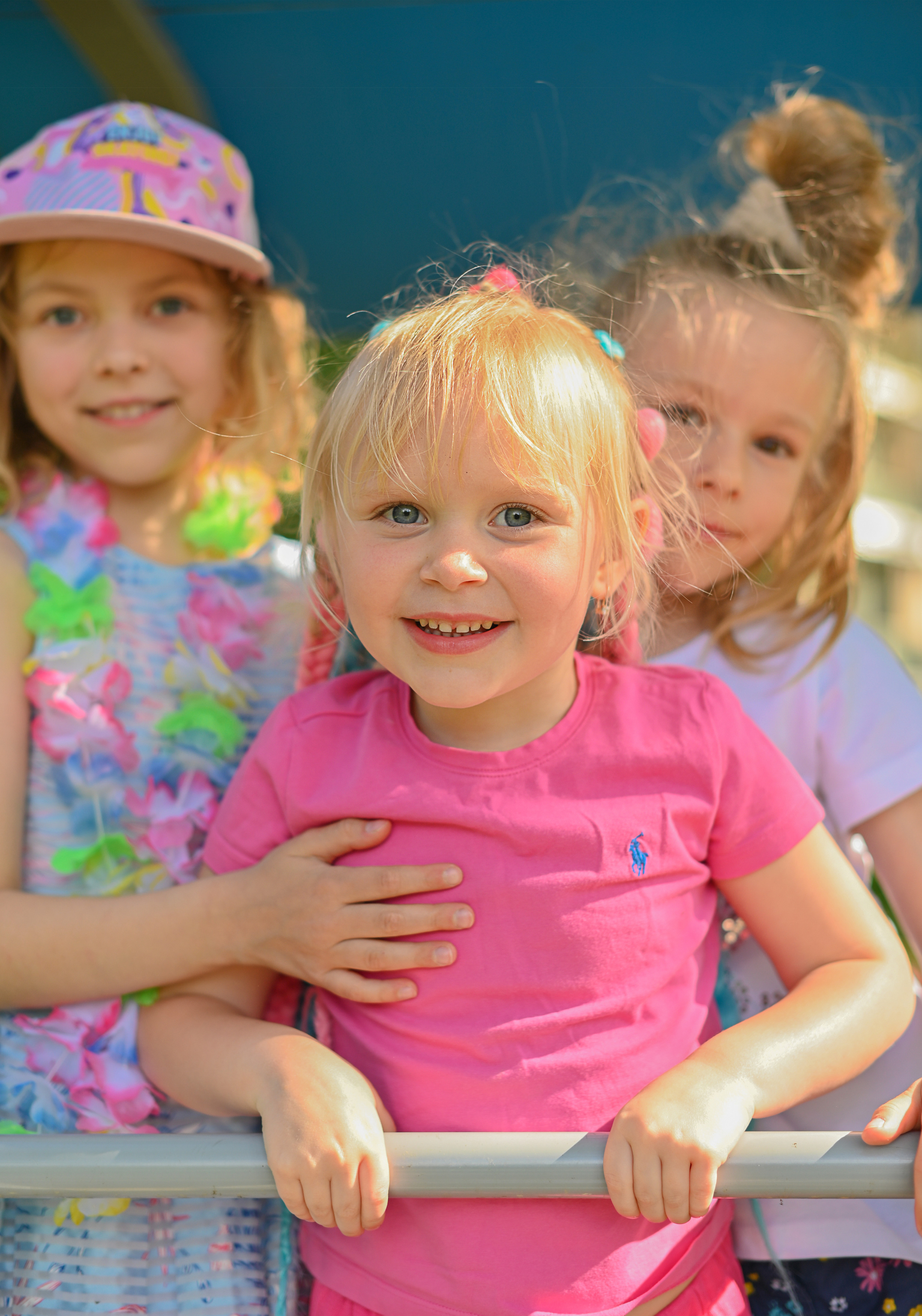 Адель 4 года. Гавайская вечеринка во дворе многоквартирного дома. Детский и семейный фотограф в финляндии дина пулкка. контент фотограф