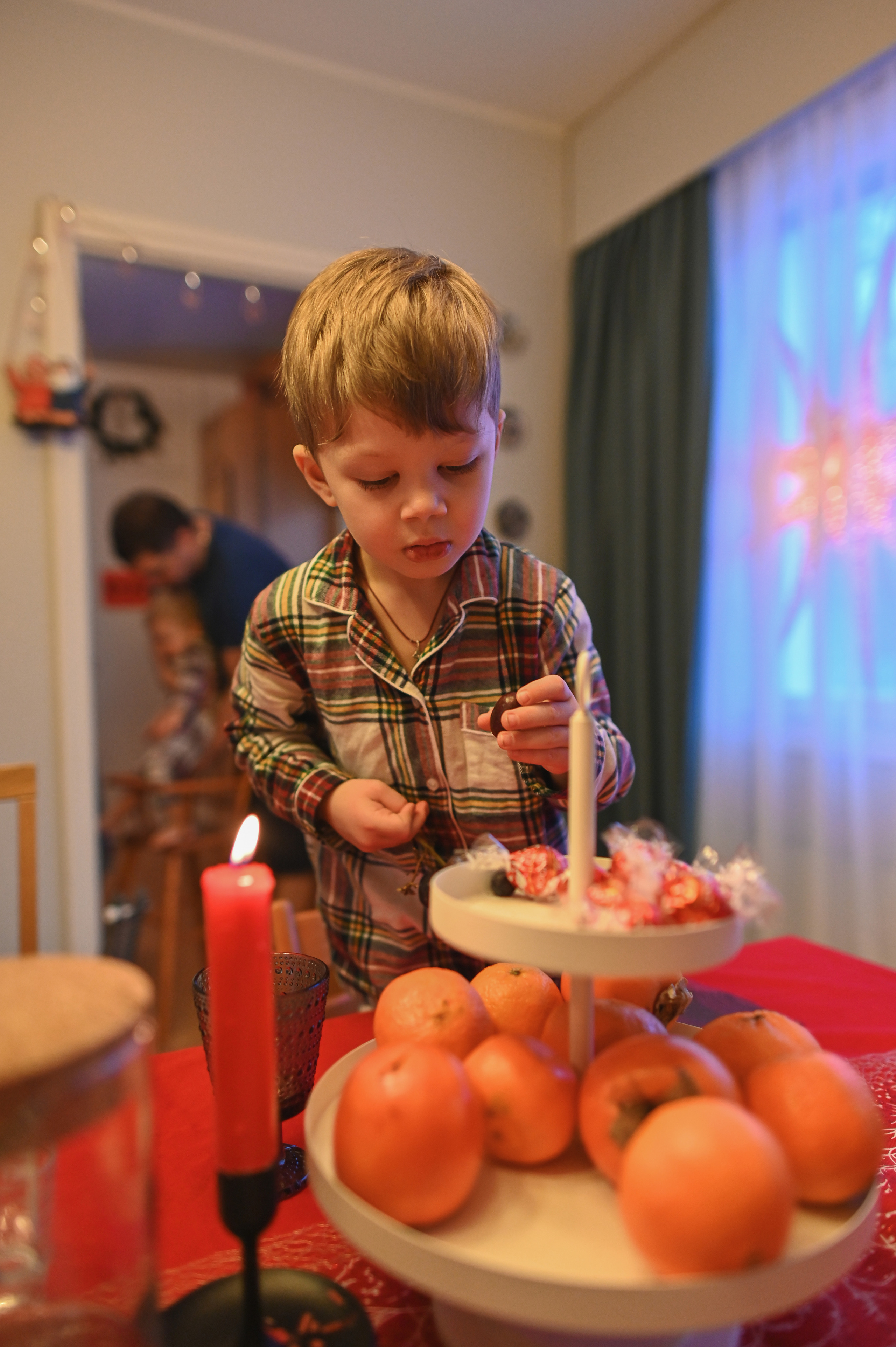 Братья встречают Рождество. Детский и семейный фотограф в финляндии дина пулкка. контент фотограф
