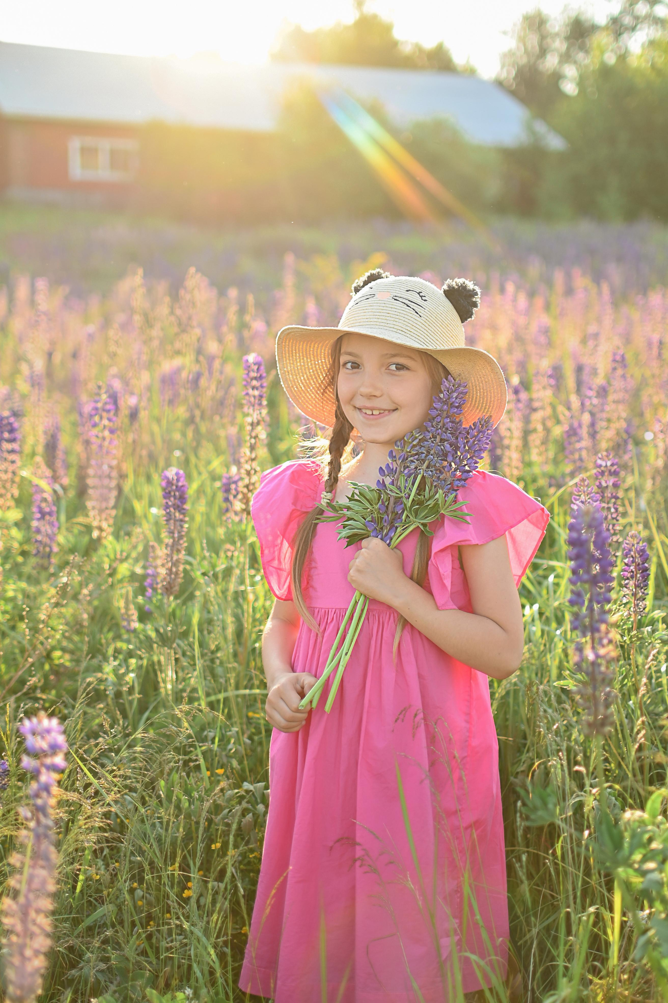 Марина с детьми в люпинах. Детский и семейный фотограф в финляндии дина пулкка. контент фотограф