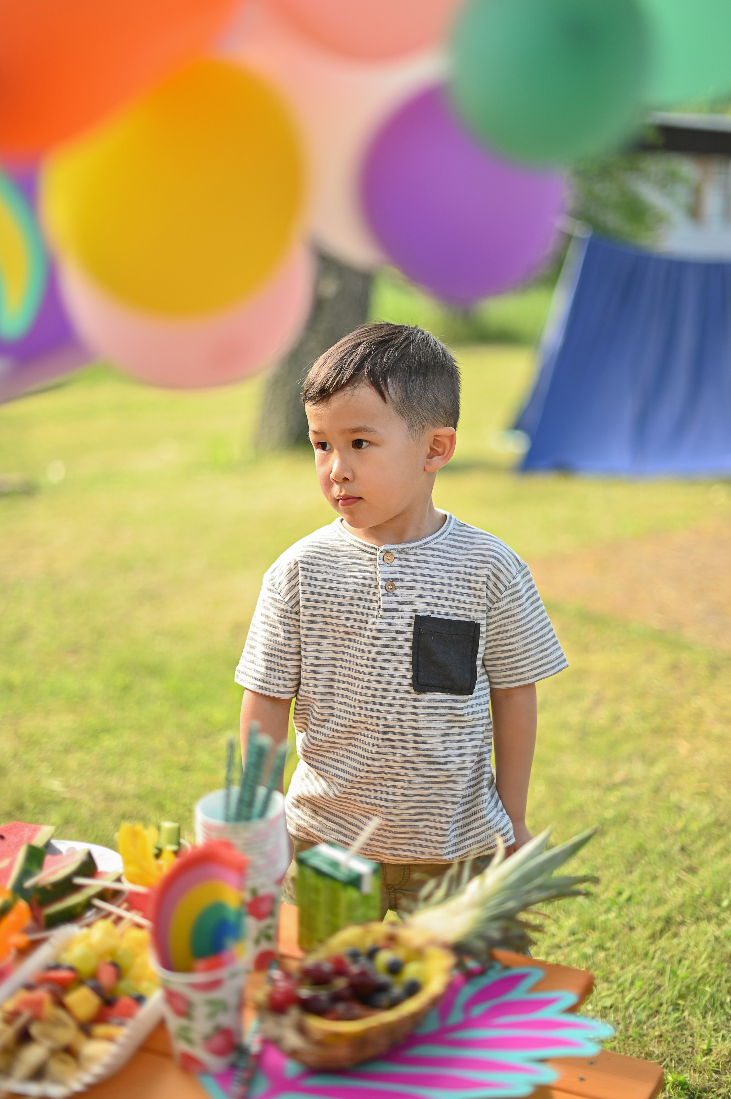 Адель 4 года. Гавайская вечеринка во дворе многоквартирного дома. Детский и семейный фотограф в финляндии дина пулкка. контент фотограф