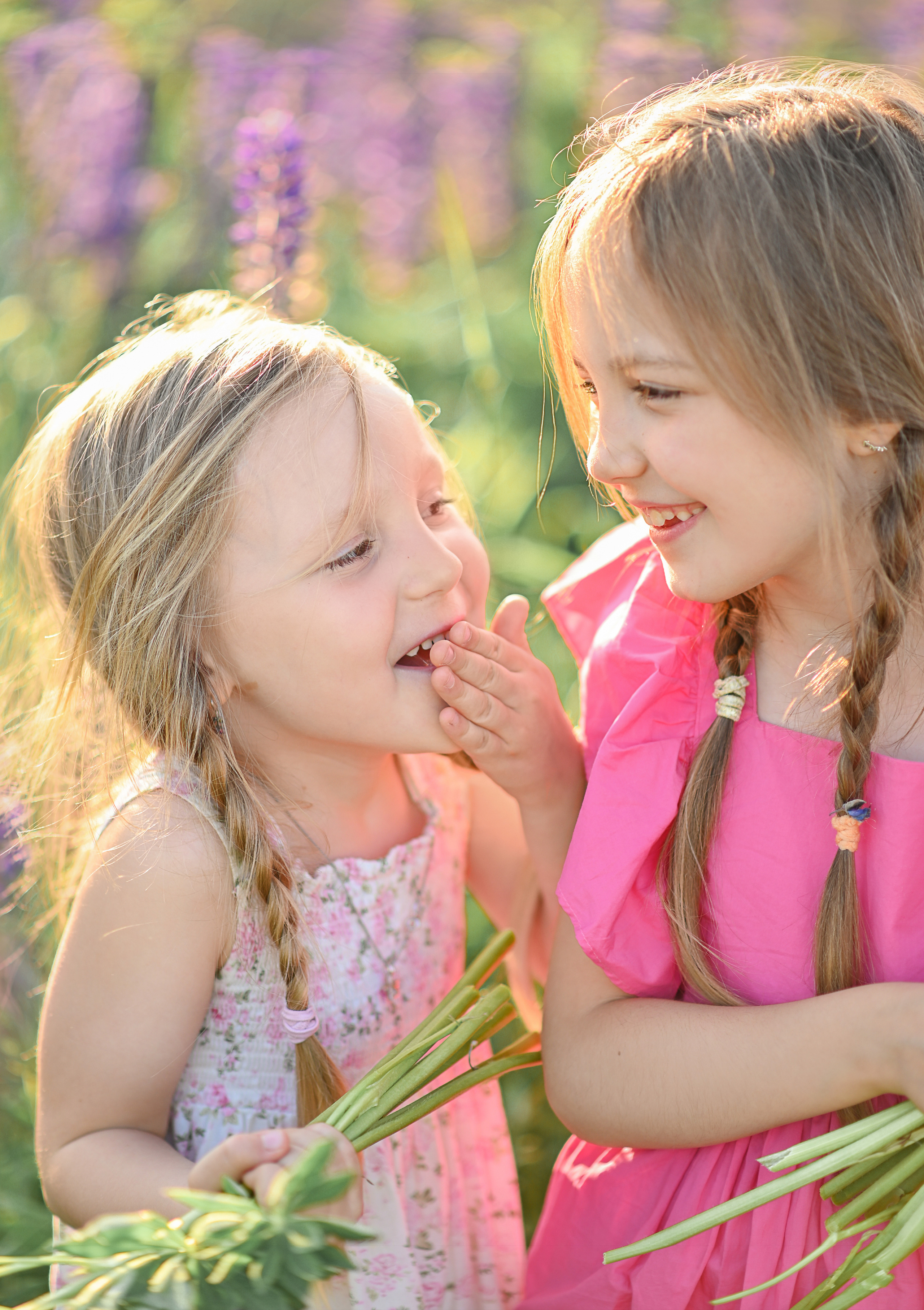 Марина с детьми в люпинах. Детский и семейный фотограф в финляндии дина пулкка. контент фотограф
