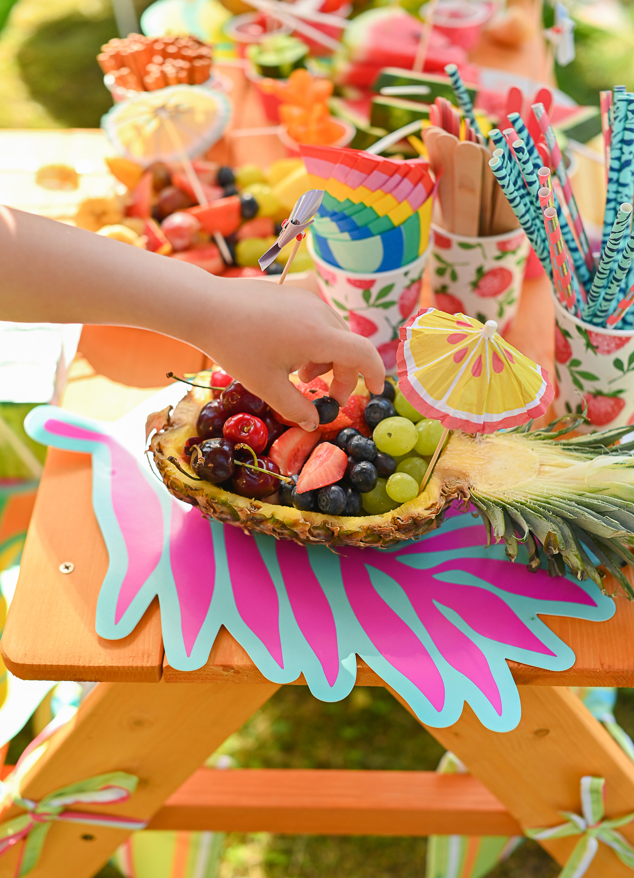 Адель 4 года. Гавайская вечеринка во дворе многоквартирного дома. Детский и семейный фотограф в финляндии дина пулкка. контент фотограф