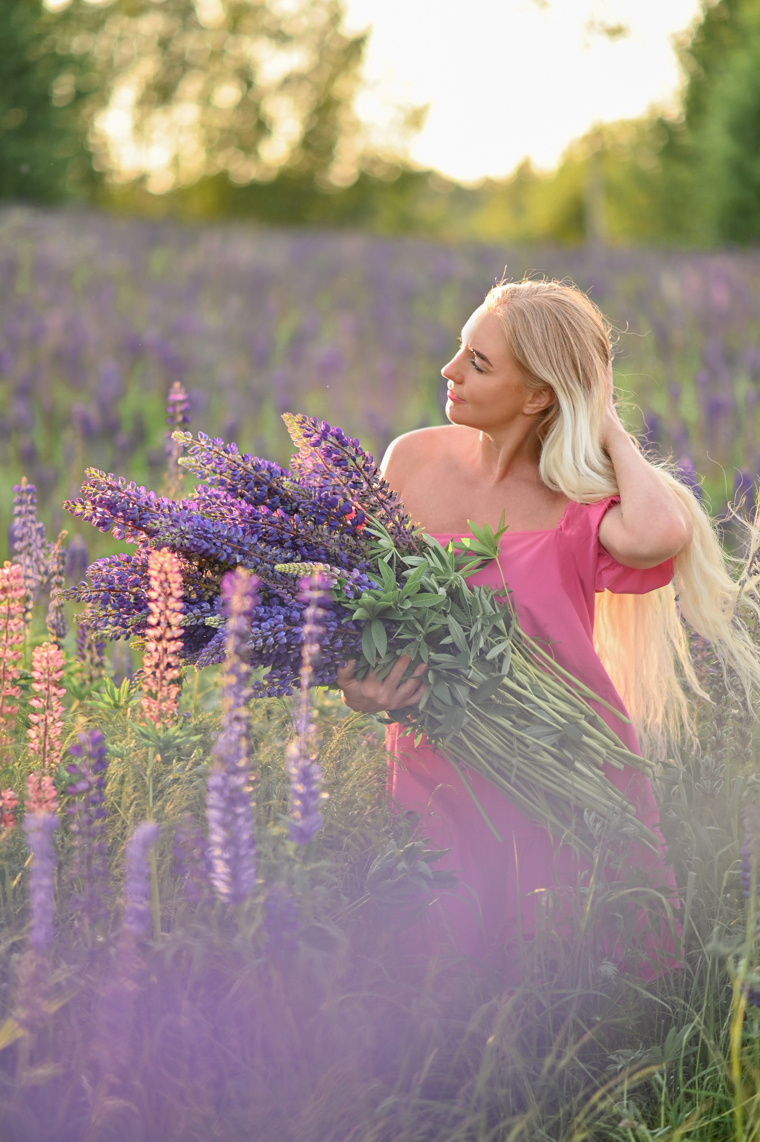 Марина с детьми в люпинах. Детский и семейный фотограф в финляндии дина пулкка. контент фотограф