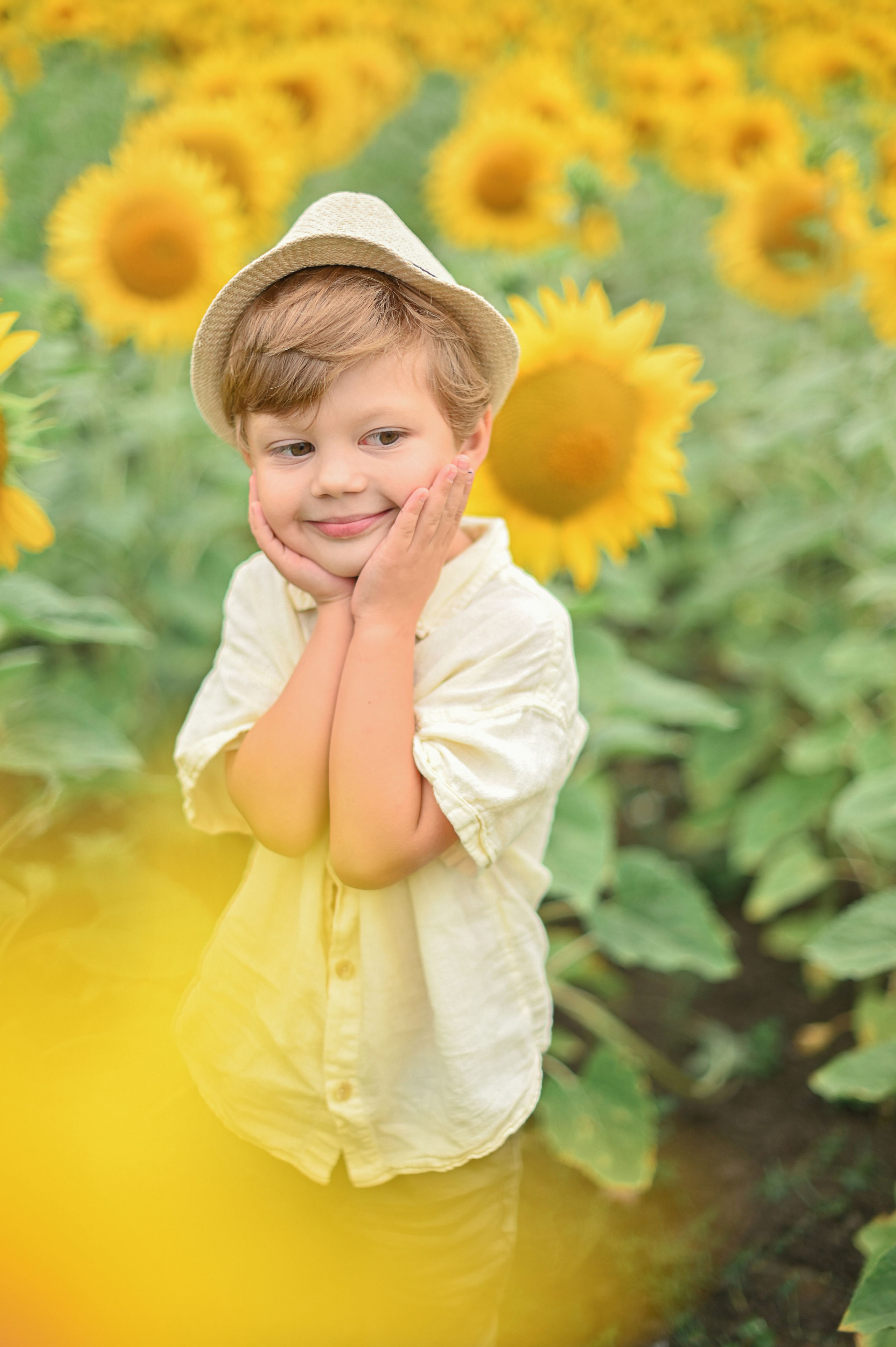Дина с детьми в подсолнухах. Детский и семейный фотограф в финляндии дина пулкка. контент фотограф
