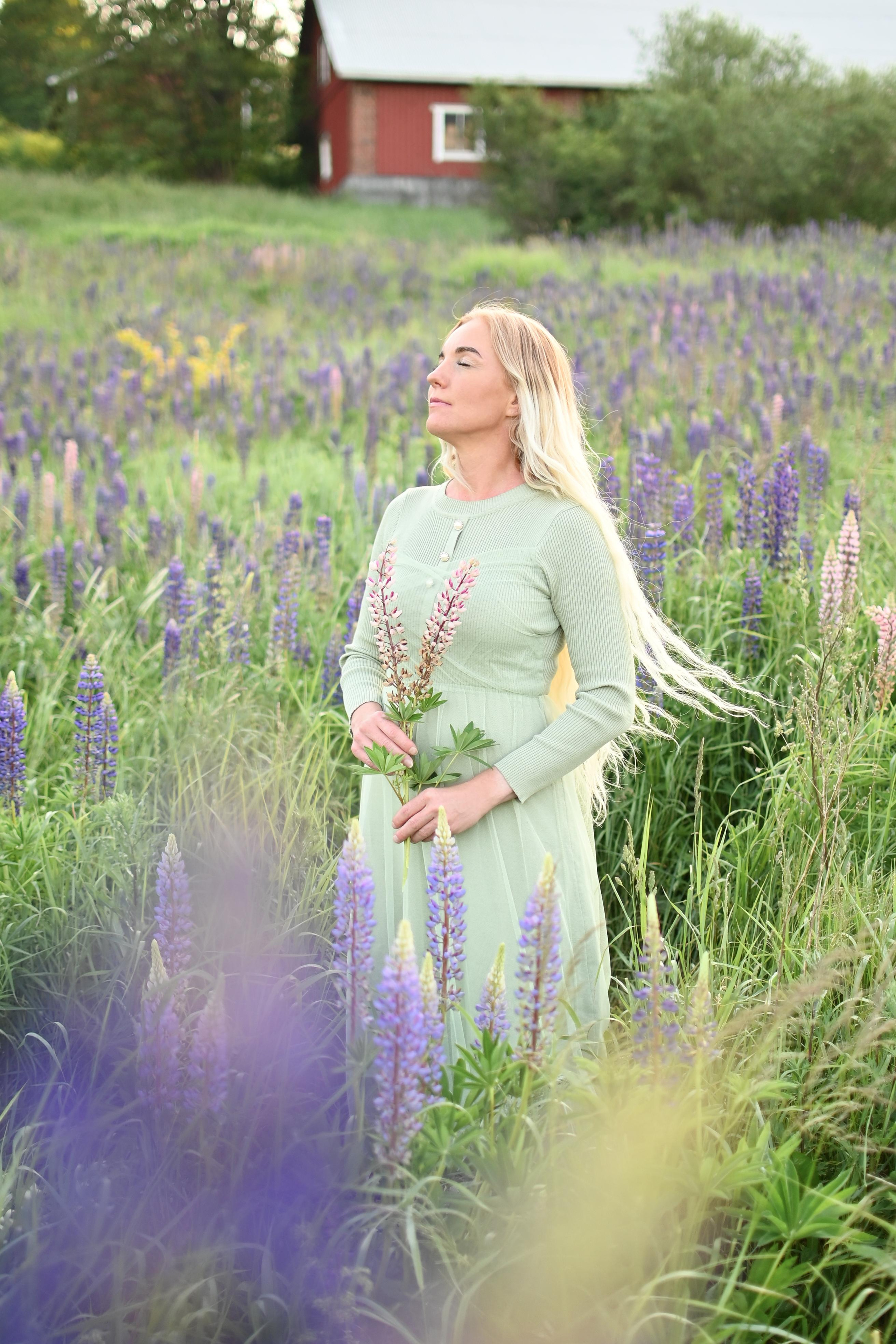 Марина с детьми в люпинах. Детский и семейный фотограф в финляндии дина пулкка. контент фотограф