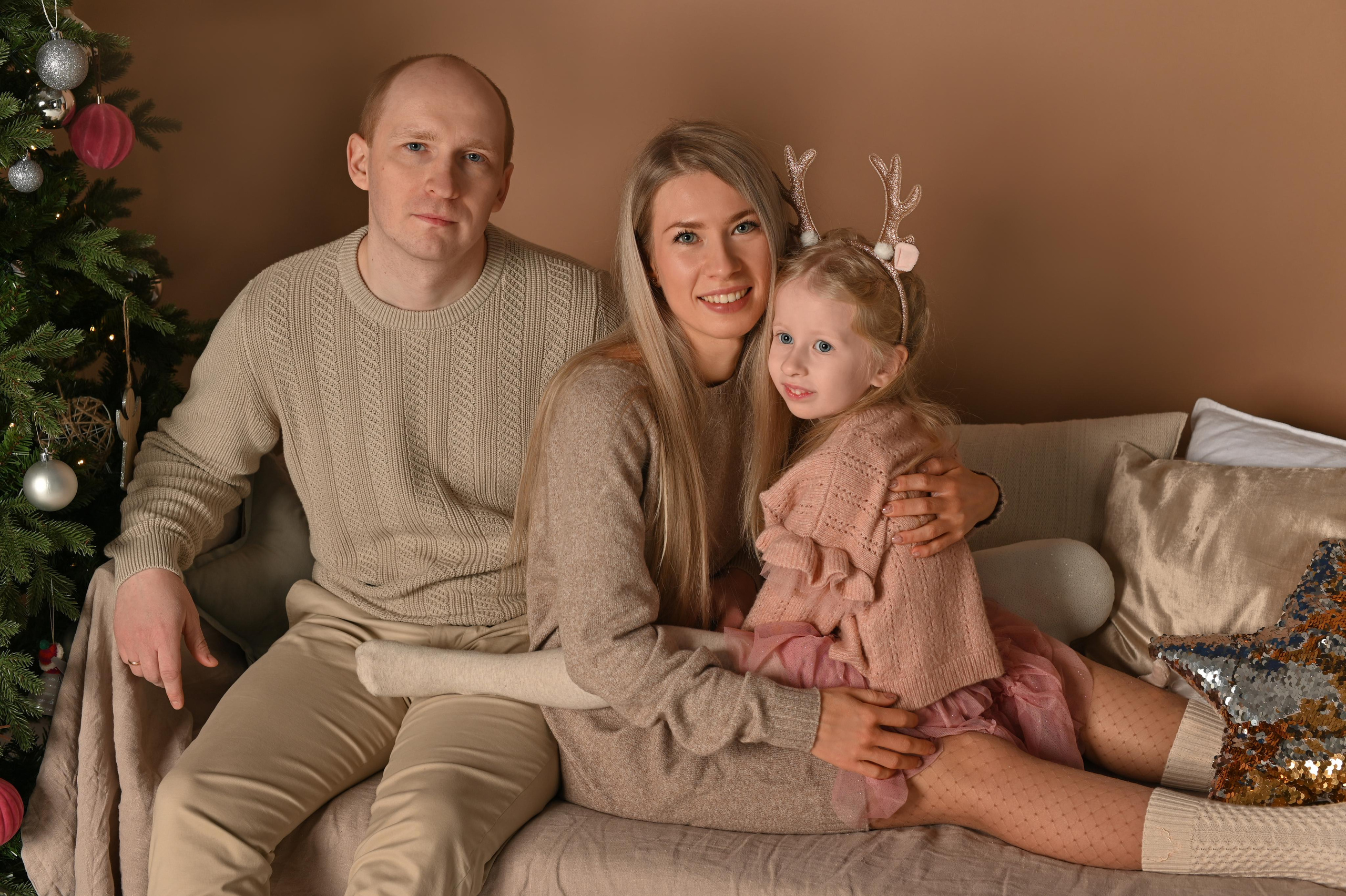 Юлия и Макс в студии. Детский и семейный фотограф в финляндии дина пулкка. контент фотограф