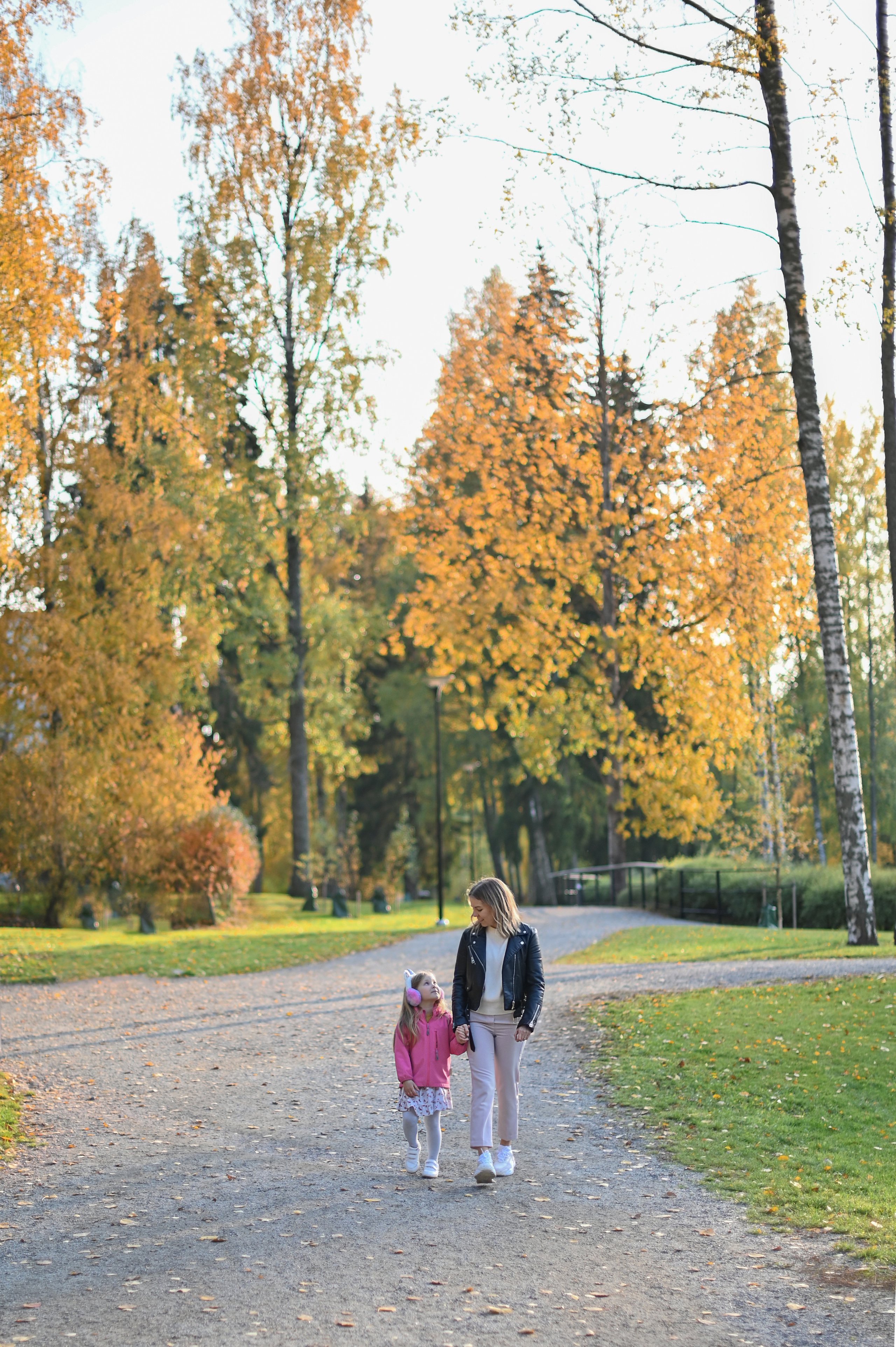 Мама и дочь в осеннем парке на прогулке. Детский и семейный фотограф в финляндии дина пулкка. контент фотограф
