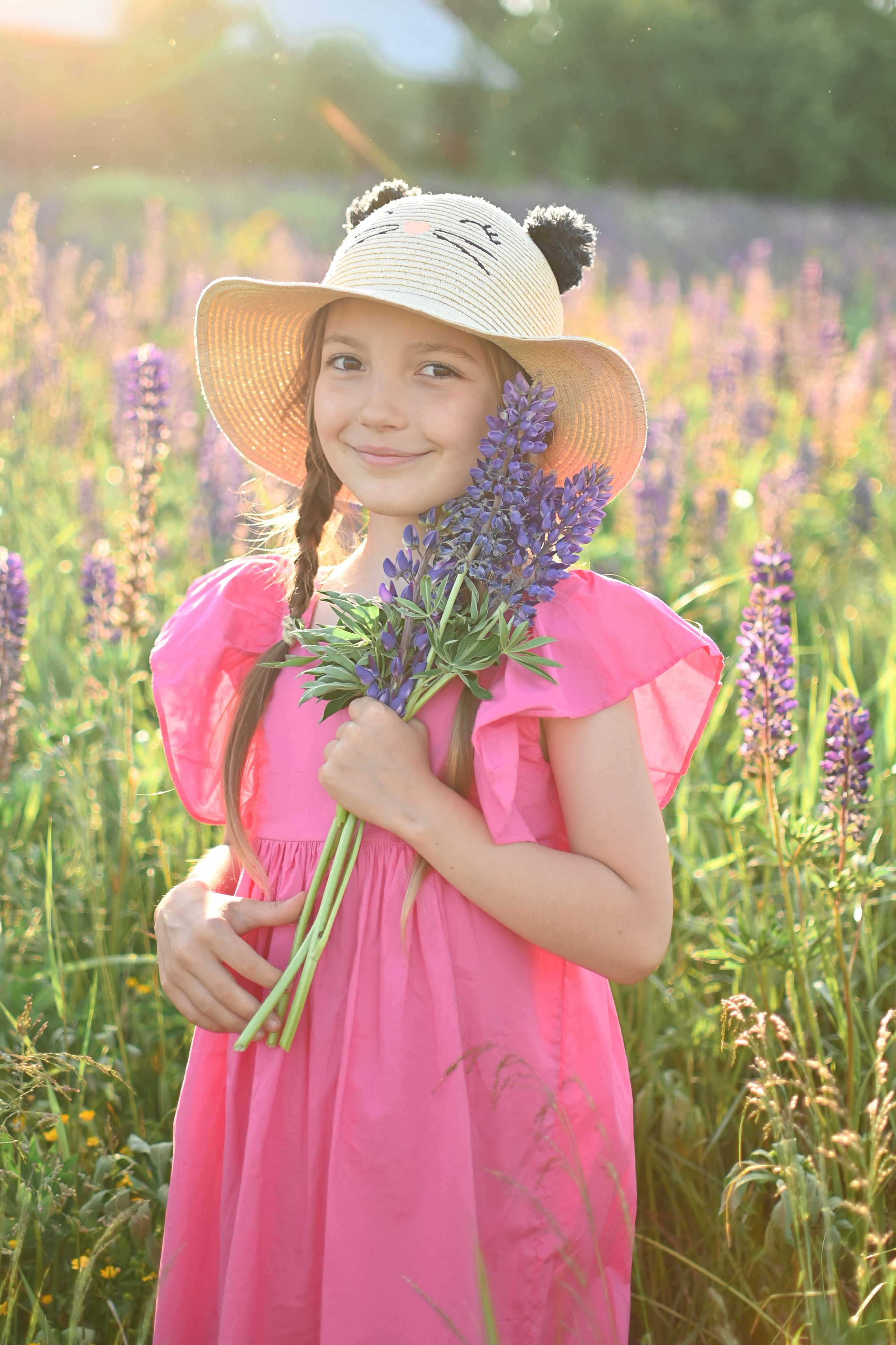 Марина с детьми в люпинах. Детский и семейный фотограф в финляндии дина пулкка. контент фотограф