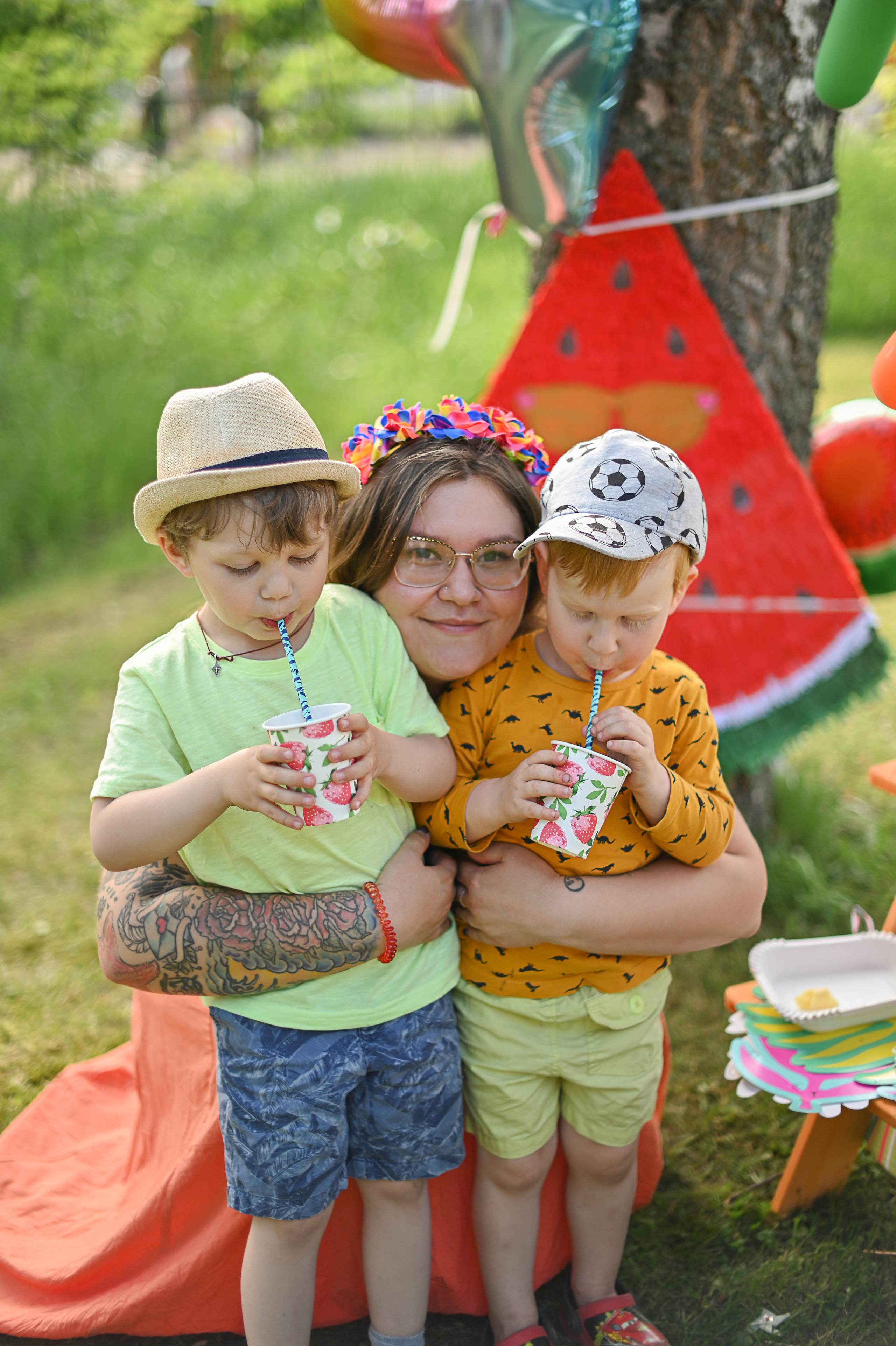 Адель 4 года. Гавайская вечеринка во дворе многоквартирного дома. Детский и семейный фотограф в финляндии дина пулкка. контент фотограф