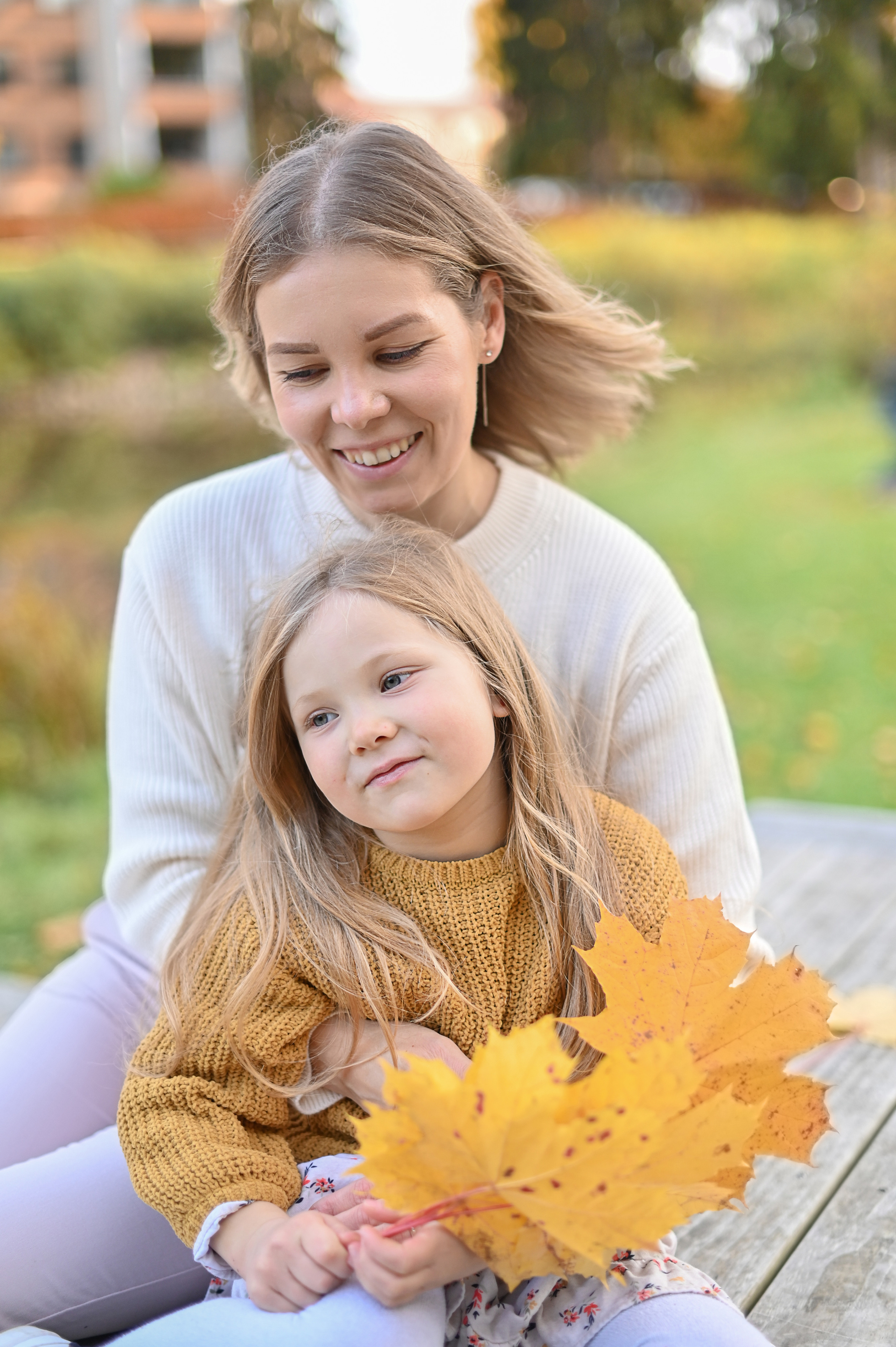 Мама и дочь в осеннем парке на прогулке. Детский и семейный фотограф в финляндии дина пулкка. контент фотограф