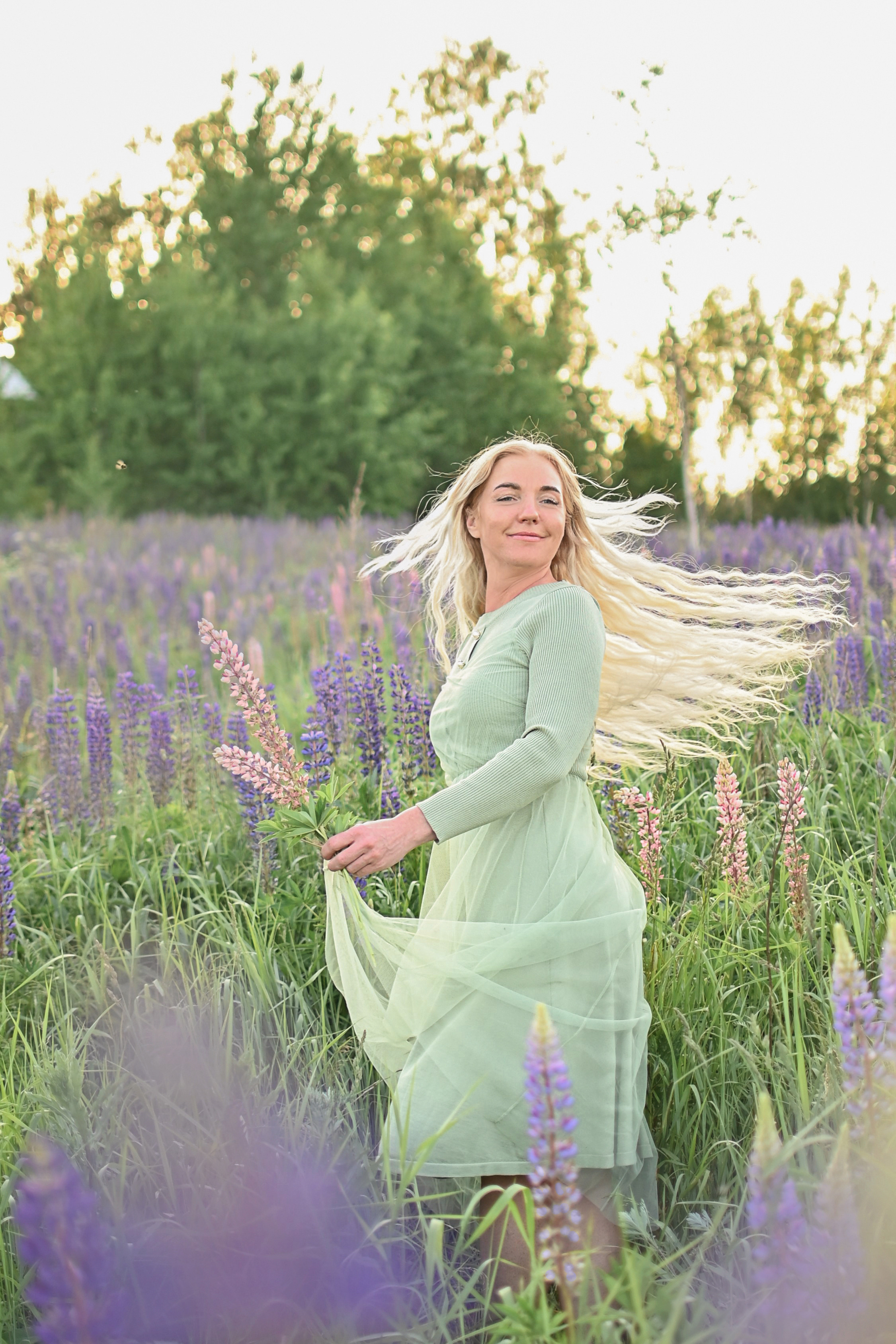 Марина с детьми в люпинах. Детский и семейный фотограф в финляндии дина пулкка. контент фотограф