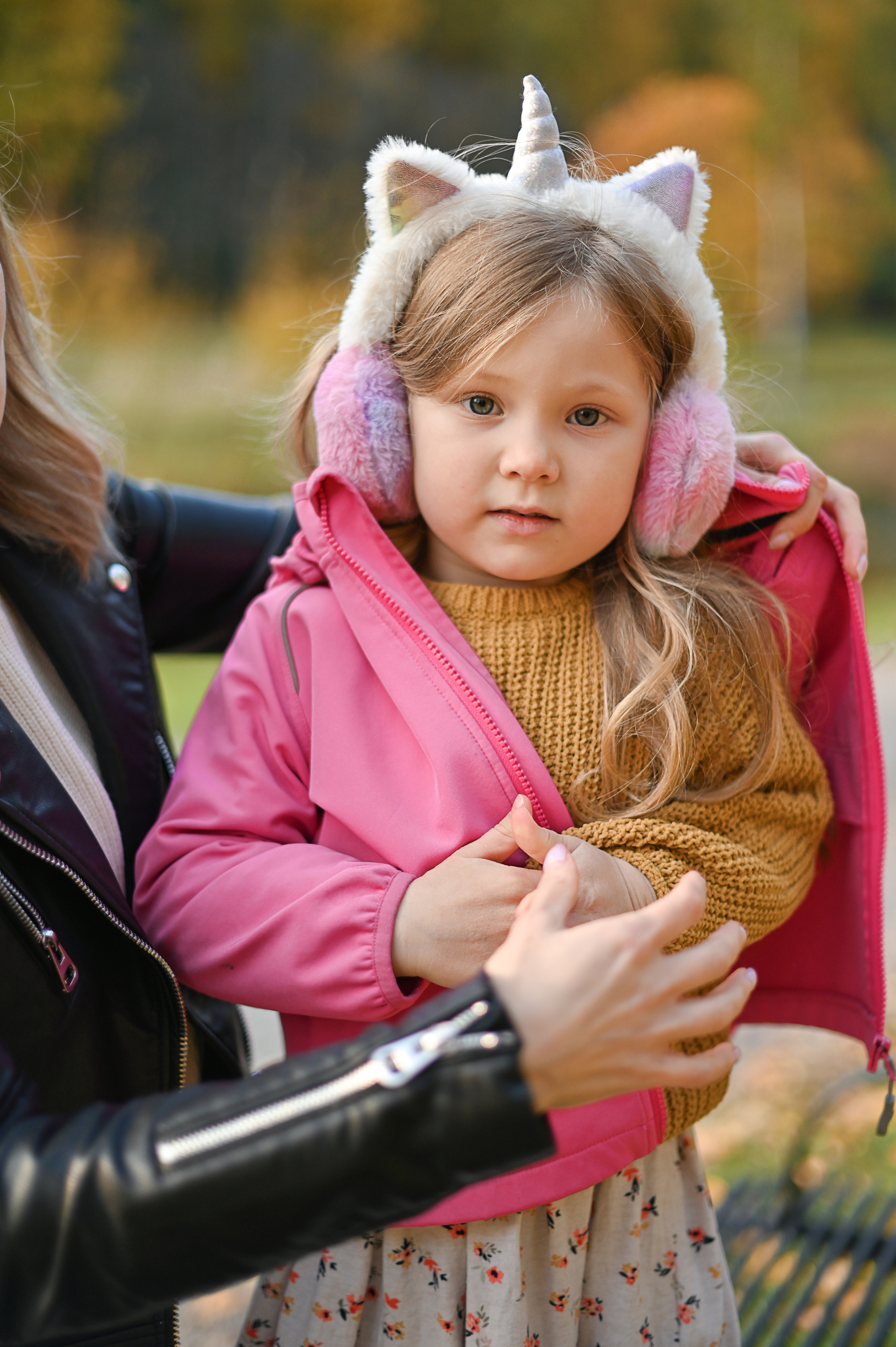 Мама и дочь в осеннем парке на прогулке. Детский и семейный фотограф в финляндии дина пулкка. контент фотограф