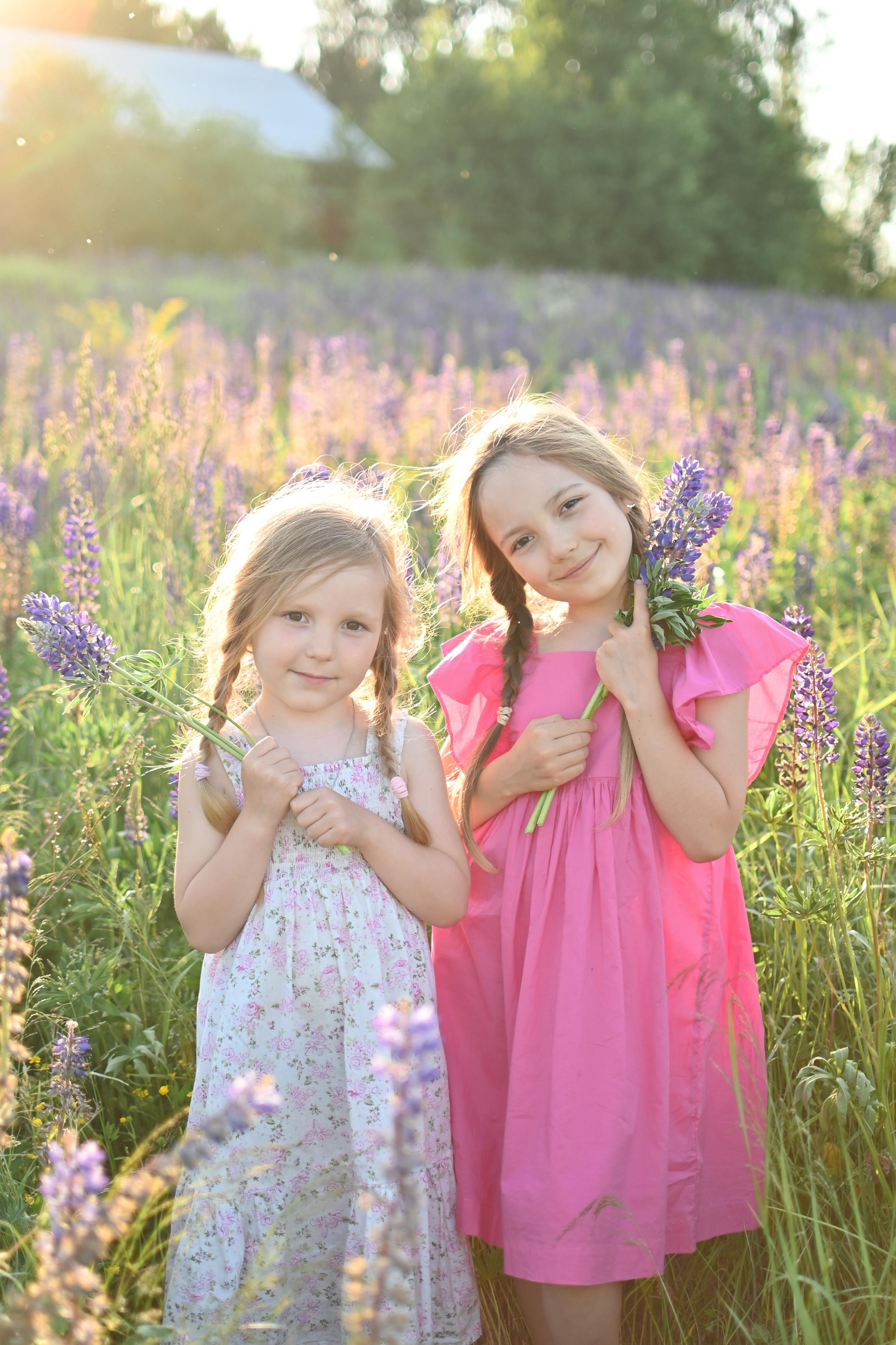Марина с детьми в люпинах. Детский и семейный фотограф в финляндии дина пулкка. контент фотограф