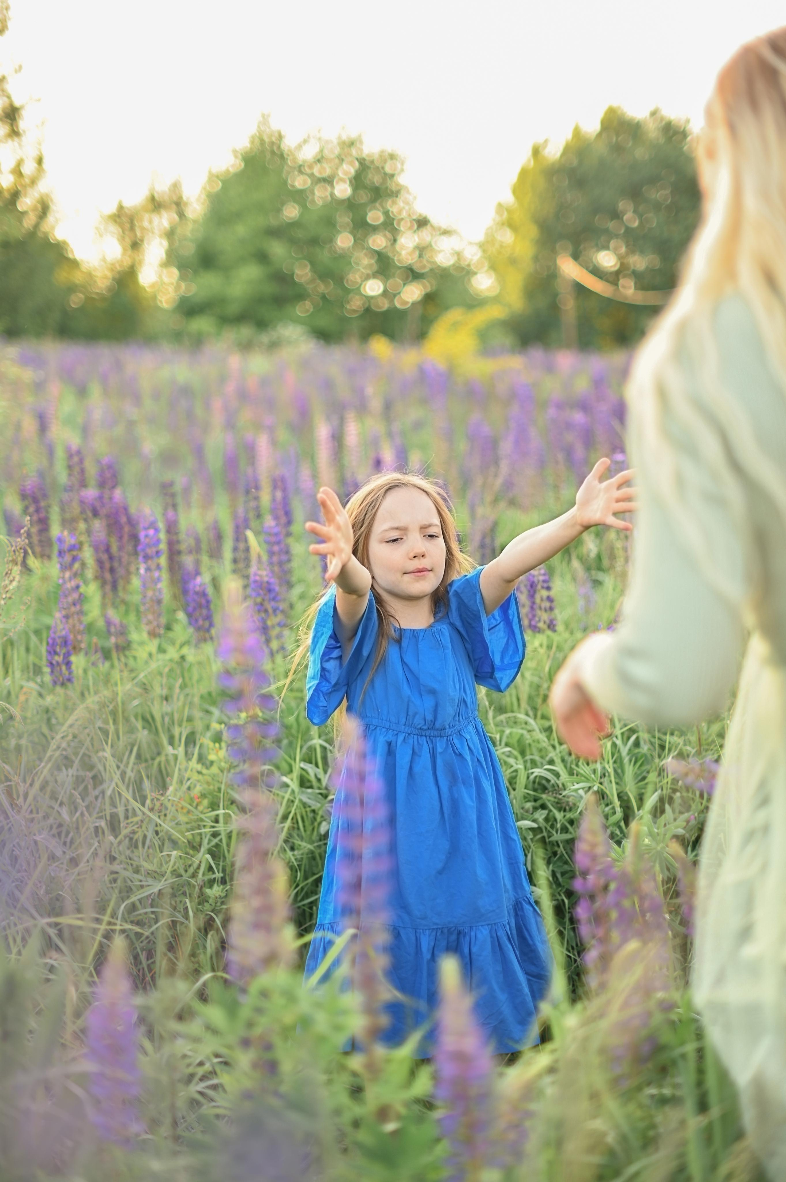 Марина с детьми в люпинах. Детский и семейный фотограф в финляндии дина пулкка. контент фотограф