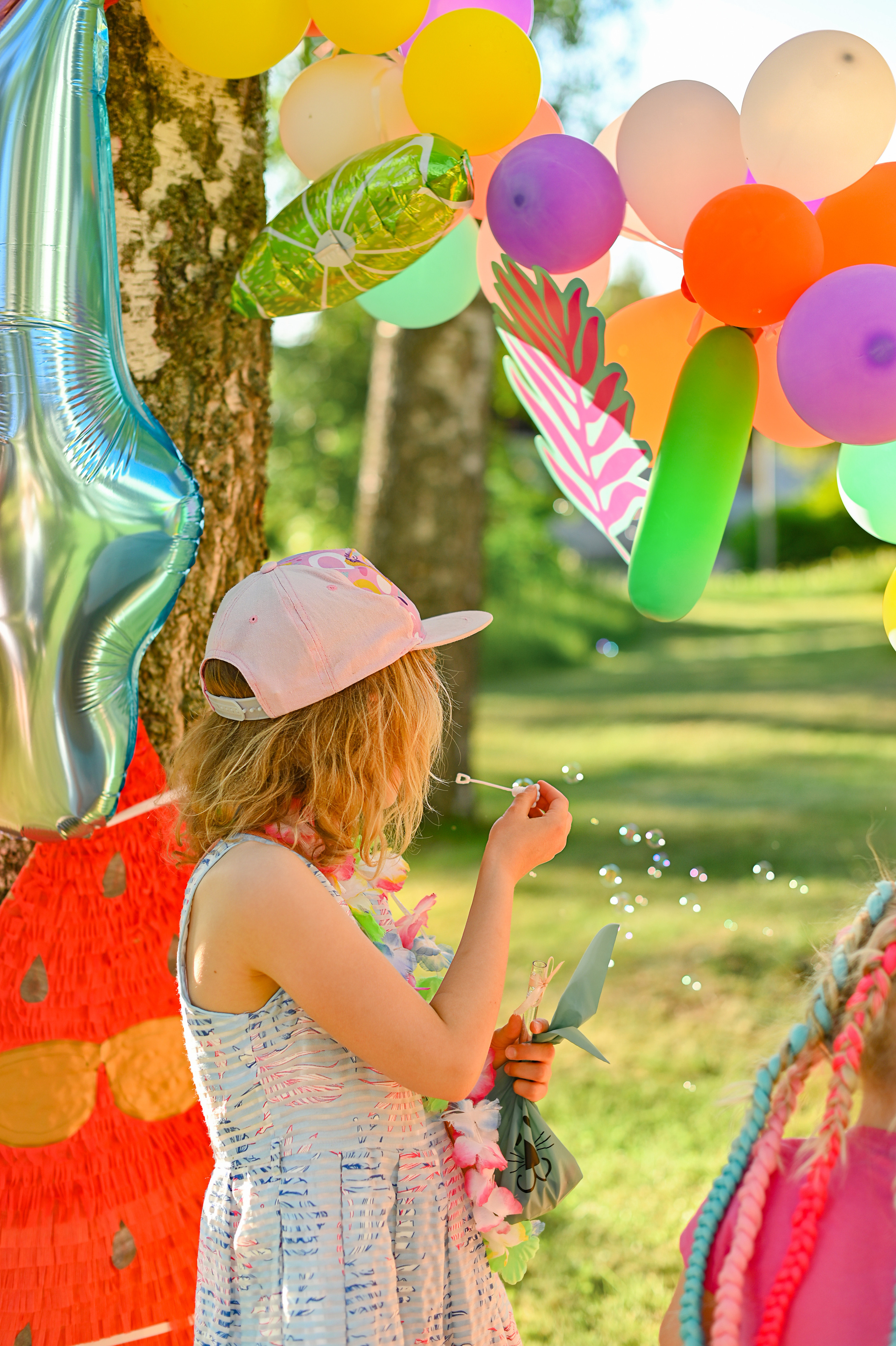 Адель 4 года. Гавайская вечеринка во дворе многоквартирного дома. Детский и семейный фотограф в финляндии дина пулкка. контент фотограф