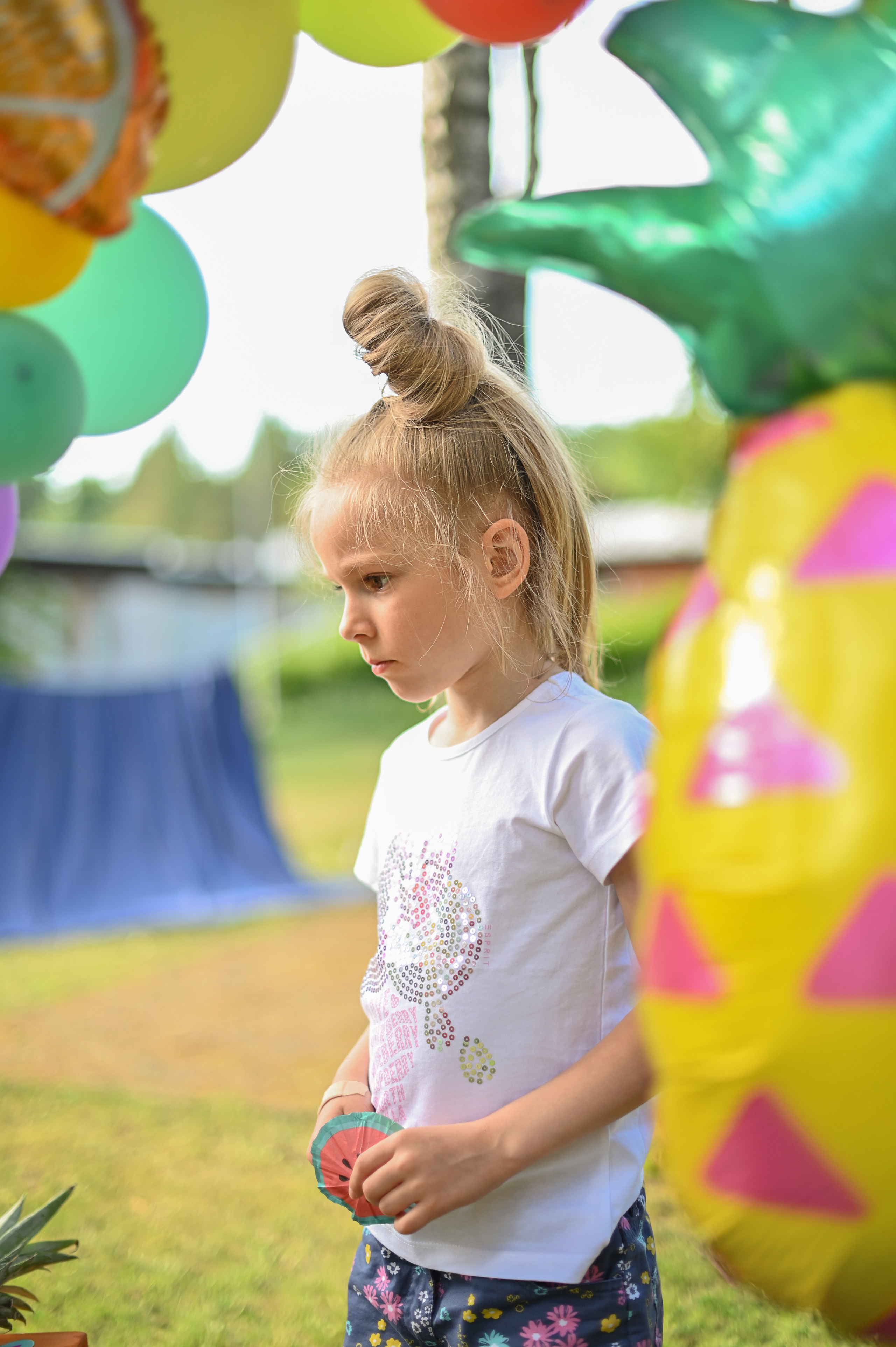 Адель 4 года. Гавайская вечеринка во дворе многоквартирного дома. Детский и семейный фотограф в финляндии дина пулкка. контент фотограф