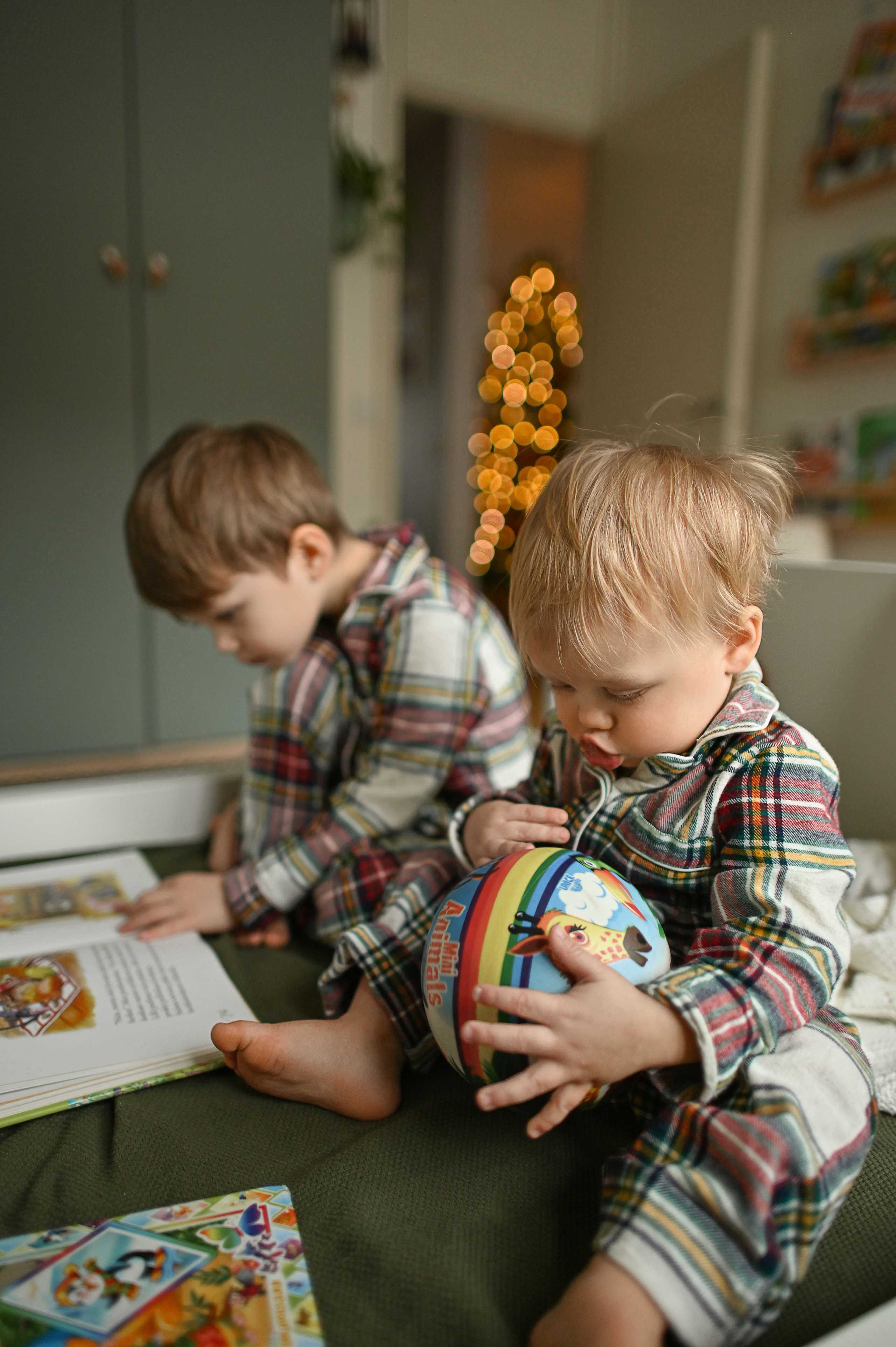 Братья встречают Рождество. Детский и семейный фотограф в финляндии дина пулкка. контент фотограф