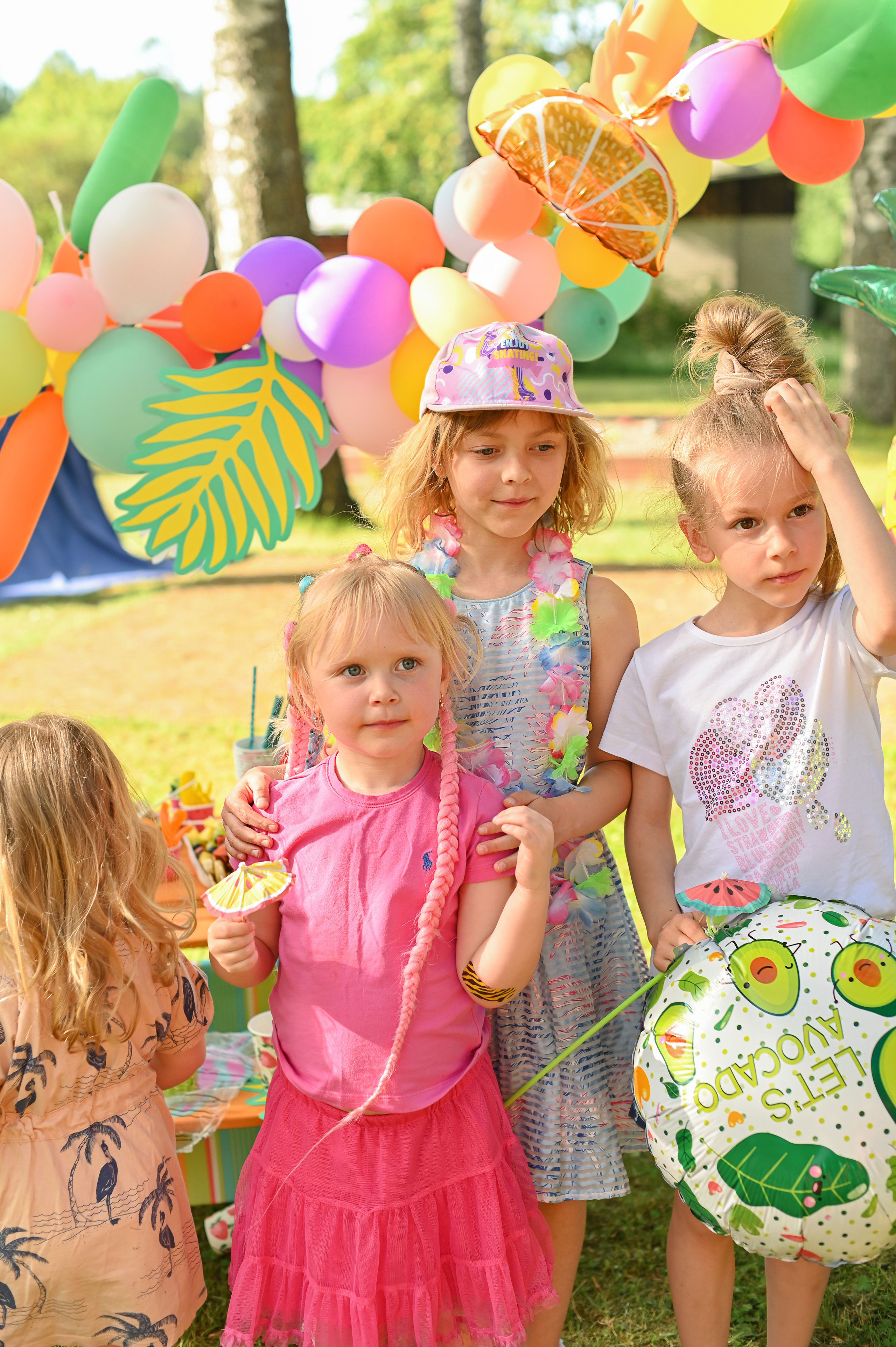 Адель 4 года. Гавайская вечеринка во дворе многоквартирного дома. Детский и семейный фотограф в финляндии дина пулкка. контент фотограф