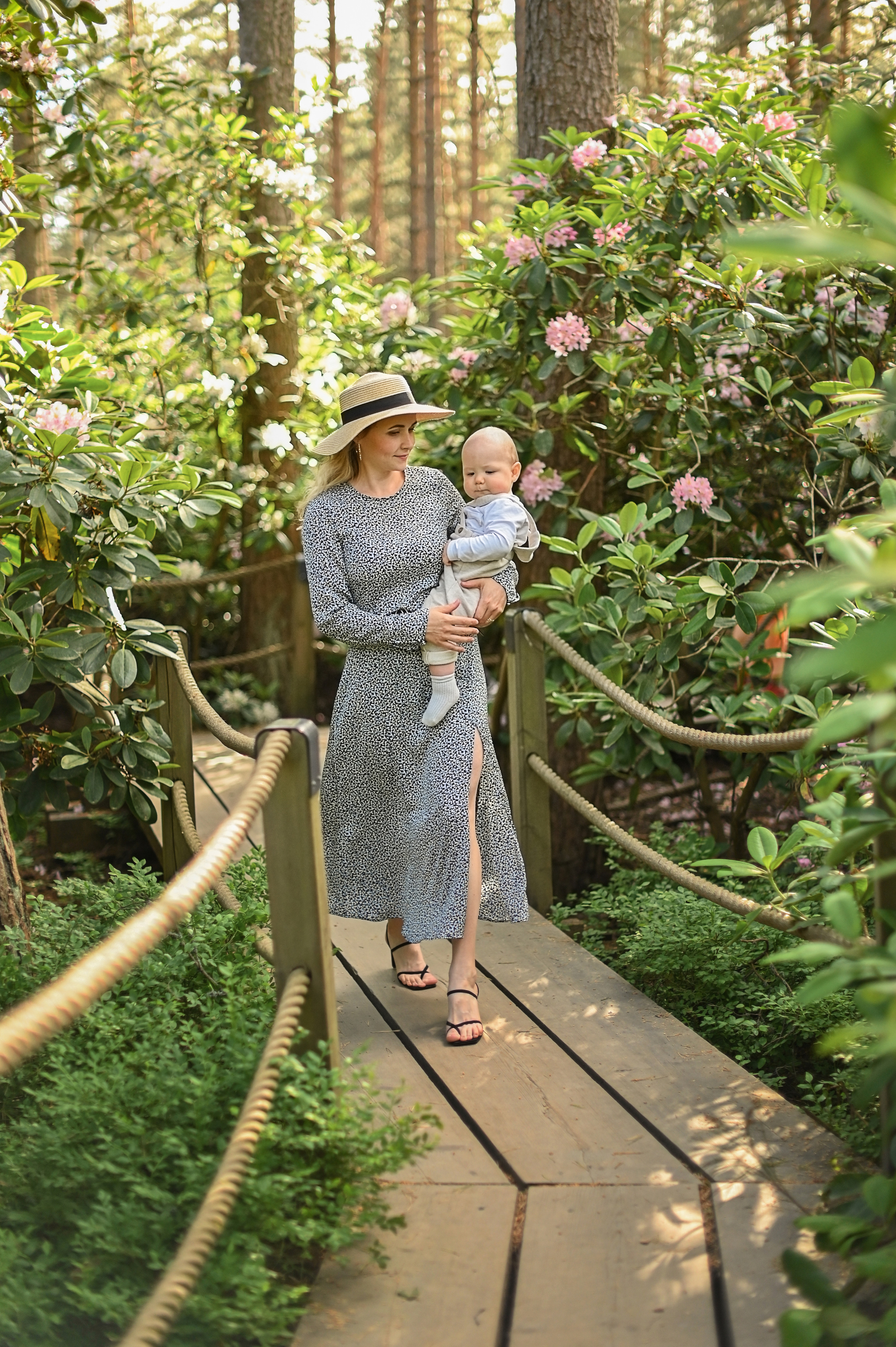 Семья в парке Рододендронов. Детский и семейный фотограф в финляндии дина пулкка. контент фотограф