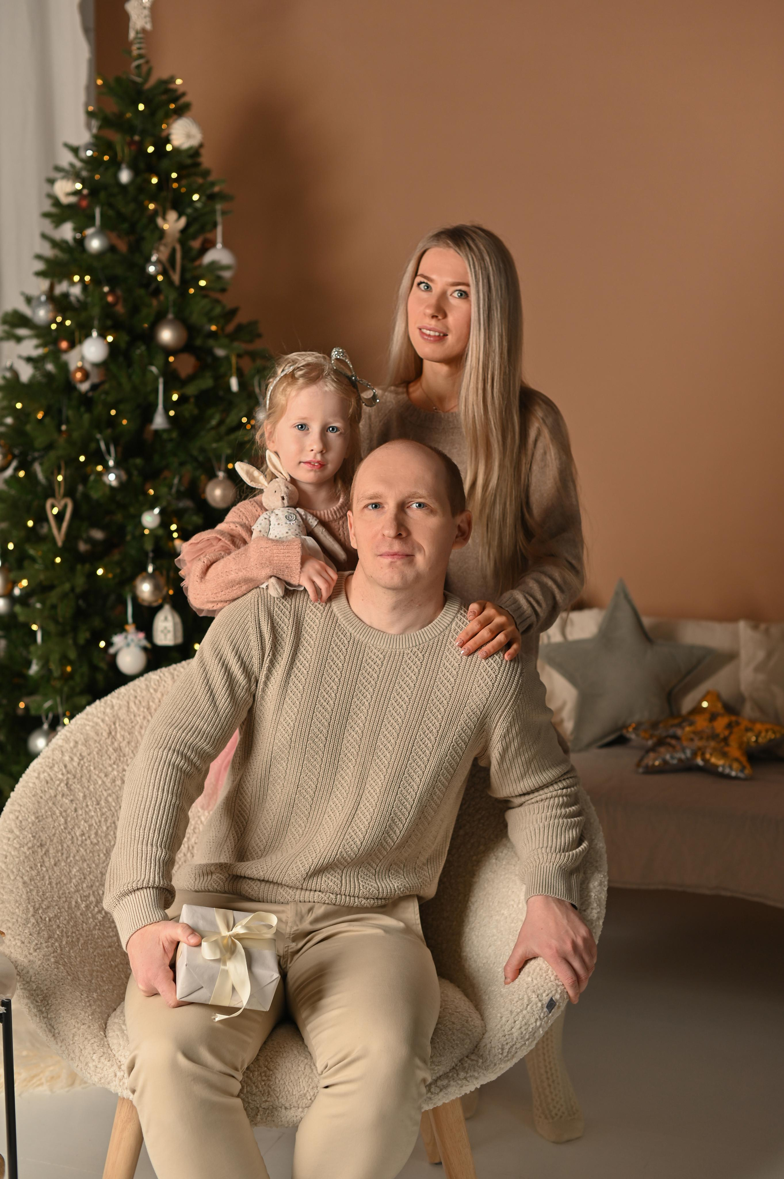 Юлия и Макс в студии. Детский и семейный фотограф в финляндии дина пулкка. контент фотограф