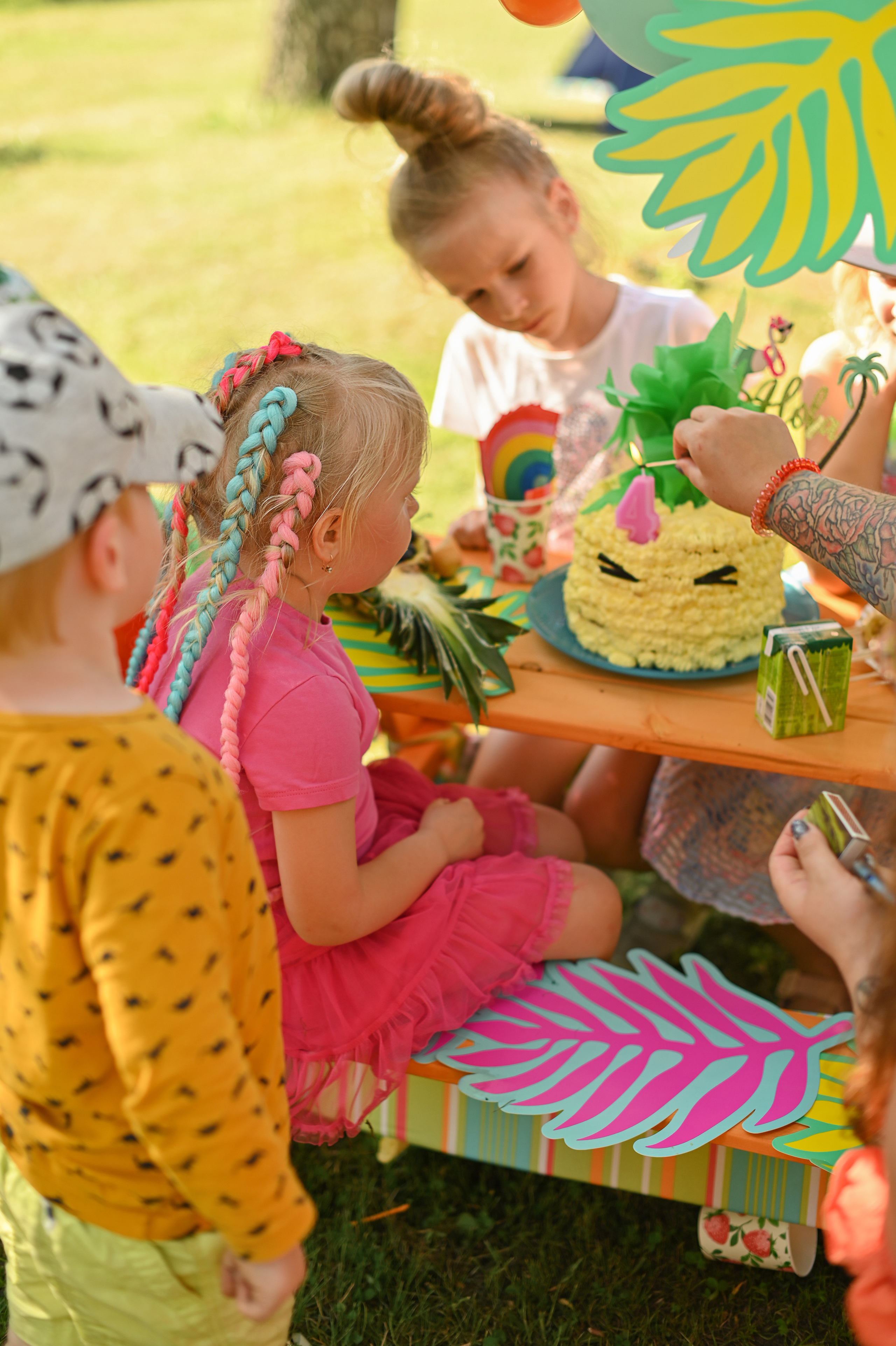Адель 4 года. Гавайская вечеринка во дворе многоквартирного дома. Детский и семейный фотограф в финляндии дина пулкка. контент фотограф